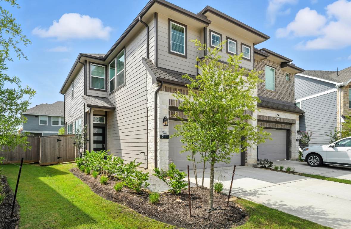 🏡 Furnished 1 Bedroom / 1 Bathroom – Houston Townhouse Living

I’m new to Houston from New York and excited to share my beautiful 3-bedroom townhome with you. I know you’ll love it here — welcome!

✨ Details:
	•	Private furnished 1 bedroom + 1 bathroom in a 3-bedroom townhouse
	•	WiFi & water included (electricity split separately)
	•	Central A/C
	•	Beautiful backyard for relaxing & entertaining
	•	Access to community amenities: pool, gym, clubhouse, and more

📍 Great location in a safe, friendly community with shopping and dining nearby.

🚫 No smoking indoors
✅ Looking for a clean, respectful, easy-going roommate. 

This is the perfect space if you’re looking for comfort, convenience, and a friendly living environment in a great neighborhood.
