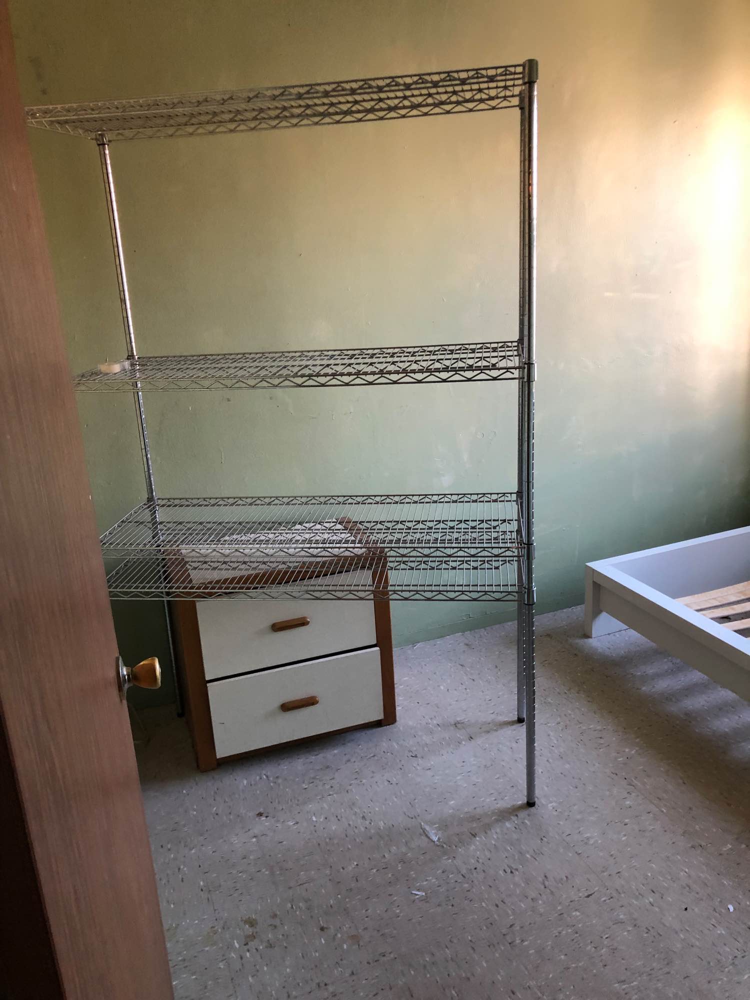 Currently looking for a Roomate, quiet and responsible for a short term rental. 6-10months. 