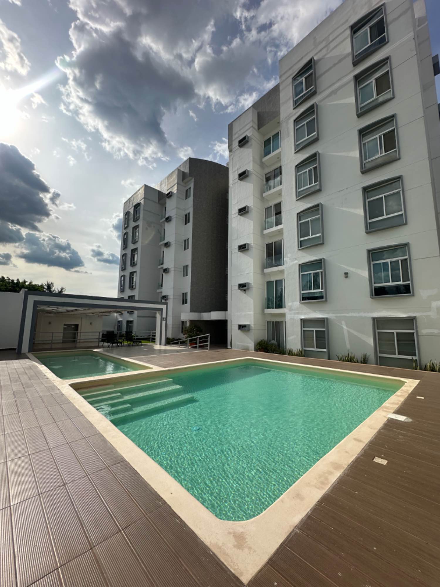 Hola a todxs!
Busco roomie. 🙂🥹
El departamento es de 3 habitaciones, 2 de ellas comparten baño, la habitación disponible está semiamueblada.
El depa está súper bien ubicado en JARDINES UNIVERSIDAD; muy cerca de zona Andares, de Galerías, de Providencia, etc. (les dejo la ubicación)
Busco personas tranquilas, profesionistas, responsables, limpias, respetuosas.
La torre cuenta con vigilancia 24/7, así como amenidades.
No nos permiten tener mascotas 🐶😔
🚫420 🍃🫣 (dentro del departamento)
🏳️🌈
La renta es de $8,500 con Mto incluido, más servicios (dividos entre los 3). Se pide un mes de depósito.