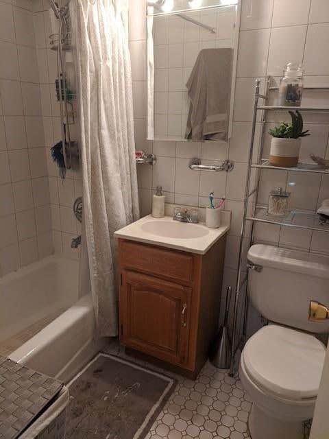 One-bedroom apartment is now available. It has been lovingly cared for and is ready for you to move in. Perfect for a single person or a couple starting their journey together. Reach out to Ashahgsag@gm aiL. c o m to see it today!