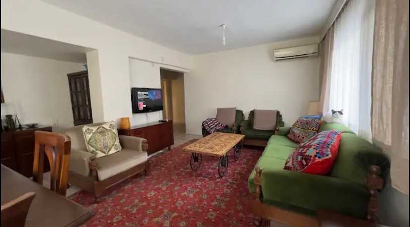 Cozy 1-bedroom in Kadikoy/Goztepe. Your lovely hosts are going to be 2 playful cats Bonjour and Namur. I'm living in this apartment for  years. For these years this house is giving me peace and comfort. I hope you can also experience the same.