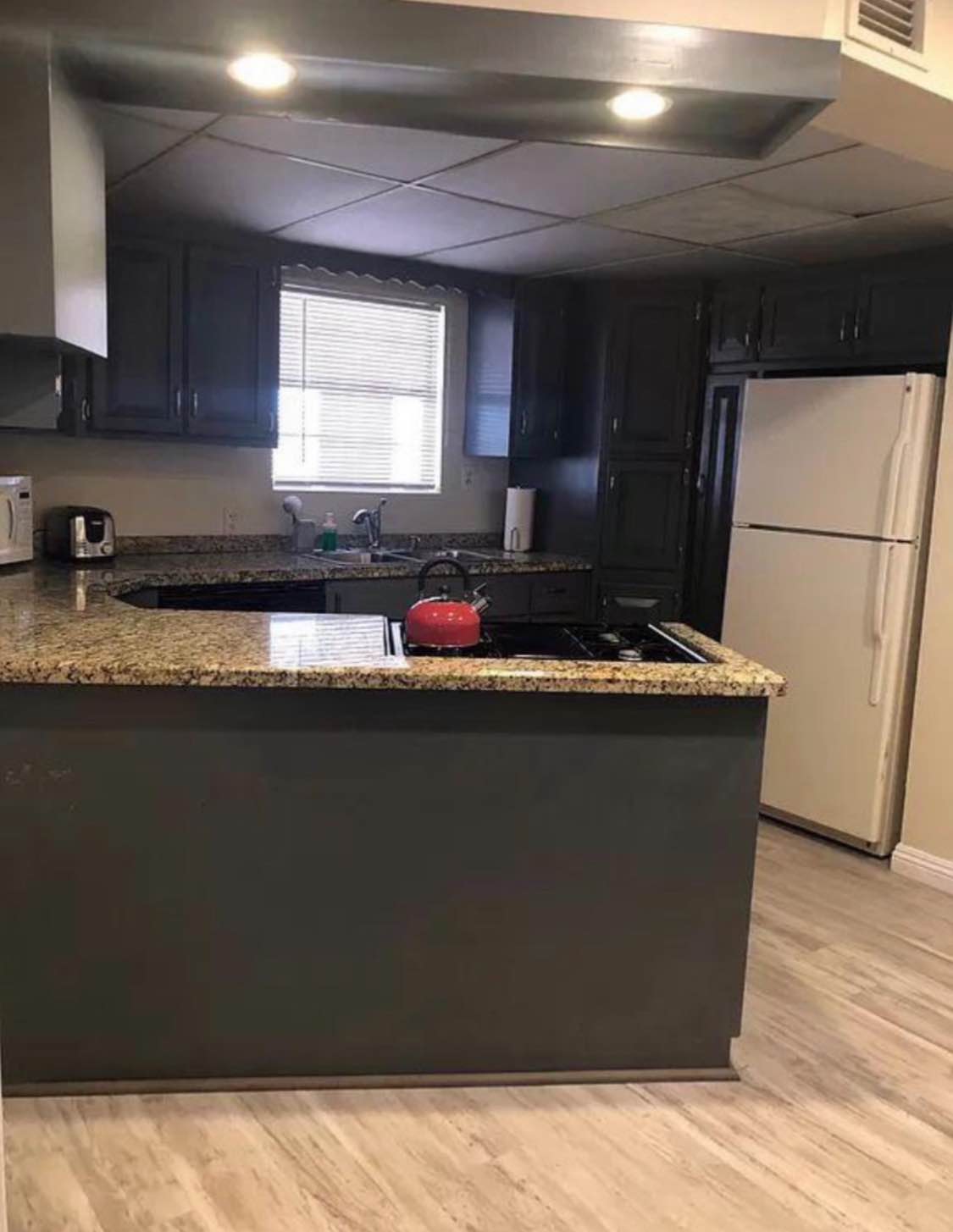 Hello! I'm a very easygoing, quiet, and clean individual who respects others' privacy and is looking for a like-minded roommate to share a lovely home. I enjoy drinking wine, traveling, and cooking in my downtime, and I truly value a relaxed, drama-free environment.
If you're someone who appreciates peace of mind, mutual respect, and a calm, comfortable space to come home to, this could be the perfect fit for you.
Looking for a professional or student with similar values-.
Let's connect and see if we're a match! Ashleyshilla3