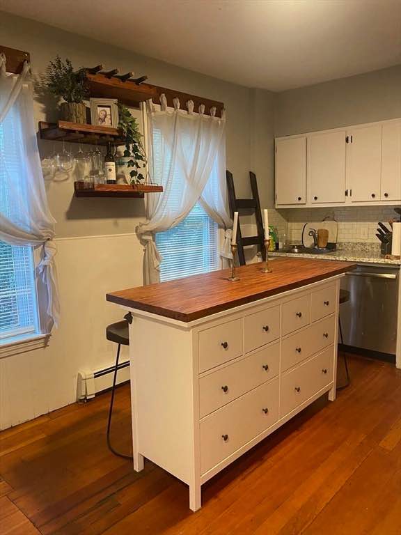 Beautiful 1-bedroom apartment in a prime location available for rent. Ideal for singles or couples. For more information, please reach out to Ashahgsag@gmail.com!