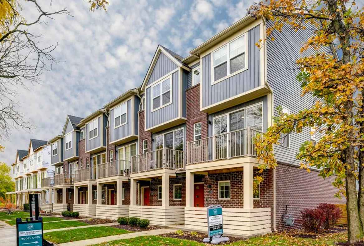 Private Room w/ Private Bath – Midtown Detroit 🛏️🐾
📍 5163 Avery St

Fully furnished private room + your own private full bathroom in the heart of Midtown Detroit — walkable to Wayne State, DMC, coffee shops, Whole Foods & more!

✅ Comfortably fits 2 people
✅ Cats welcome!
✅ Peaceful, clean, and super convenient
✅ Free public transit to downtown nearby
✅ Utilities & Wi-Fi included
✅ On-site laundry
✅ Flexible lease — 30-day notice to move out

🧹 Move-in: First & last month’s rent + $250 cleaning fee
🔎 Background check required

💬 Text Lori: (248) 925-8270 to schedule a tour!