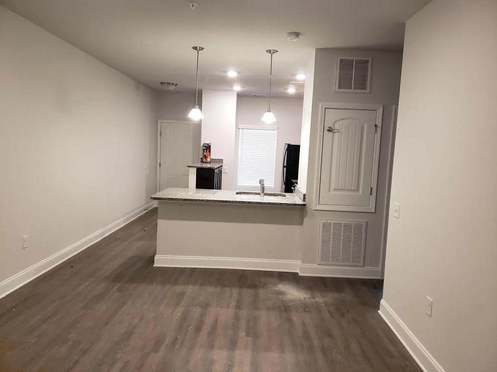 I have a spacious one-bedroom apartment available for rent in a clean, quiet neighborhood. The studio unit features hardwood floors, air conditioning, ample closet space, a stove, refrigerator, washer, and dryer. Utilities are not included. Kindly drop your cellphone number for more information or contact (312-448-9573)