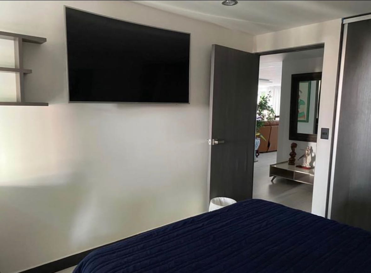 Se renta bonita habitación, en el corazón de la Del Valle, la ubicación es muy céntrica tienes a la mano metro, parque, cines, restaurantes etc.
La habitación es totalmente amueblada y cuenta con cama queen size, televisión curva de 55 pulgadas. Esta incluye ya los servicios AGUA, LUZ, GAS, además SEGURIDAD, LIMPIEZA y mantenimiento del edificio.