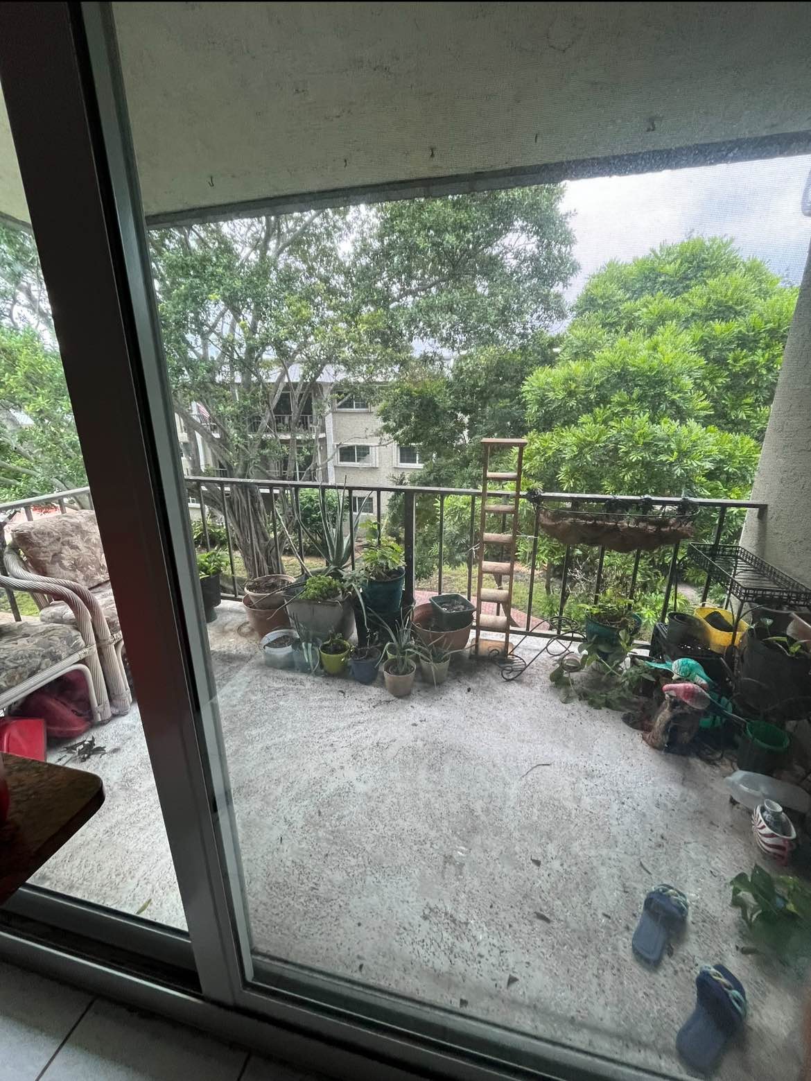 Looking for a roommate to share a comfortable two-bedroom, two-bathroom apartment featuring a private porch, access to a swimming pool, and a peaceful courtyard. The apartment is located just half a mile from the vibrant Wilton Drive, offering easy access to shopping, dining, and nightlife.
Features:
* Private porch overlooking a serene courtyard
* Pool onsite and canal next to buildings
* Convenient laundry facilities on each floor
* Unfurnished (Photos show previous tenant's furniture, which will not remain)
This is a friendly and accepting community and a great place to live.