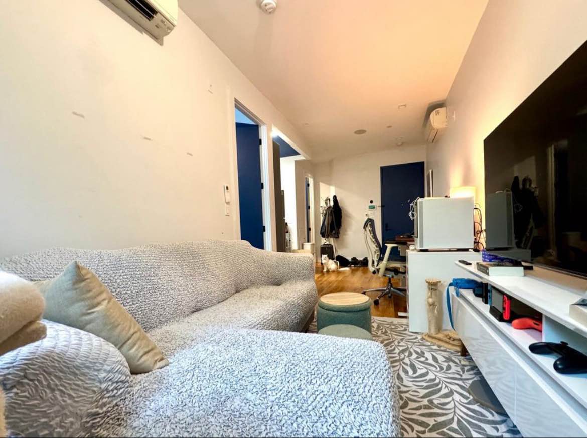 Room rental in 426 W 45th St apt 5fe, New York, NY 10036, USA - entire Room