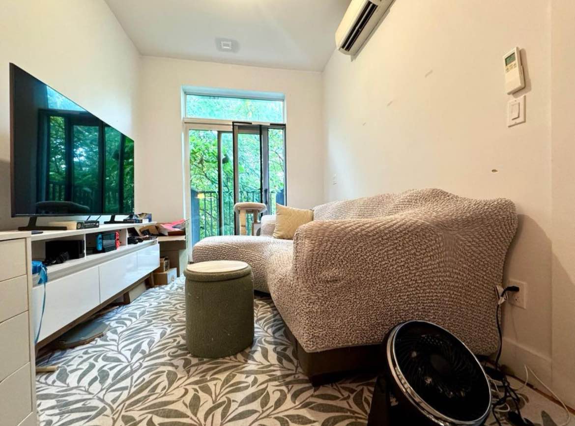 Adorable apartment bursting with charm and convenience. In-unit washer/dryer, dishwasher, and loads of natural light make daily life a breeze. Ideal for someone craving a peaceful escape or zipping around the city. This unit is quiet, bright and perfectly positioned.
Move-in ready and waiting for you!