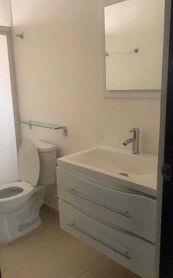 Una amiga busca roomie profesionista entre 29 y 35 años. El depa lo compartirías solo con ella.

Habitación completamente amueblada con baño propio en San Jerónimo.
Renta: $12,000 mensuales
Disponible: 21 de Mayo 2024

Incluye:
∎Mantenimiento
∎Cajón de estacionamiento
∎Agua
∎Internet
∎Terraza panorámica con asador y dos baños

Requisitos:
∎ Contrato por 1 año
∎ Depósito equivalente al mes de renta
∎ Que te gusten los perros 🐶 (Ya qué hay una labrador)
∎ Pagar Luz y gas de manera bimestral (Se dividiría entre 2)

*Nota: No se aceptan más mascotas

A unas cuadras de Plaza Real, Plaza Miravalle, Hospital San jose y Hospital Universitario.
A 3 min de las avenidas más importantes: Lázaro Cárdenas, Gonzalitos, Morones Prieto, Gomez Morín, MTY Centro
