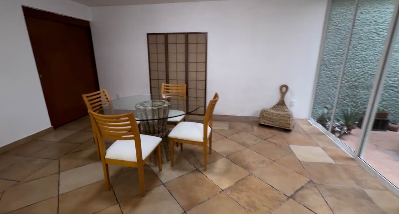 Hola! Bienvenid@ a esta cómoda y espaciosa casa, recién remodelada con acabados de primera . 
 Las habitaciones son muy cómodas y espaciosas, con buena luz, closet muy grande y baño privado. 
Muy céntrica y tranquila. Ideal para trabajar o estudiar.  
