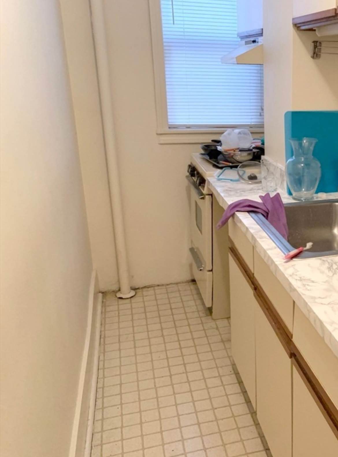 Cozy and quiet one-bedroom apartment available for rent. Ideal for a single tenant or couple. For more details or to schedule a viewing, please contact: Habugord@gmail.com.
