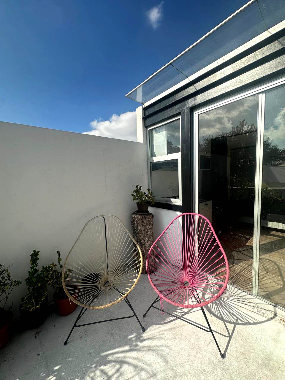 Disponible mini loft amueblado con cocina equipada, baño completo privado y terraza soleada.
Renta mensual: 15,000 MXN – Todo incluido
Lavadora y secadora disponible
Luz, agua, gas, teléfono fijo, internet
Servicio de limpieza semanal en áreas comunes y en tu espacio, ¡incluyendo insumos!
Cuota de mantenimiento y vigilancia
¡Siempre recibirán tus compras de Amazon!
Elevador
Ubicación privilegiada:
• A media cuadra del parque
• A 10 minutos caminando de Parque Delta
• Metro, Metrobús y ecobici a cuadras
• Cafés y Restaurantes cercanos
• Supermercado a proximidad
Escribeme y ven a conocerlo!