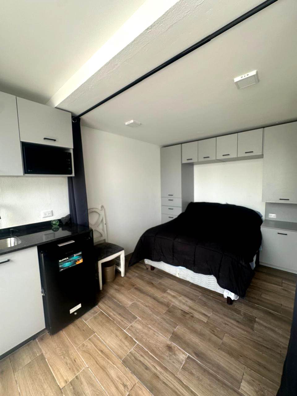 Disponible mini loft amueblado con cocina equipada, baño completo privado y terraza soleada.
Renta mensual: 15,000 MXN – Todo incluido
Lavadora y secadora disponible
Luz, agua, gas, teléfono fijo, internet
Servicio de limpieza semanal en áreas comunes y en tu espacio, ¡incluyendo insumos!
Cuota de mantenimiento y vigilancia
¡Siempre recibirán tus compras de Amazon!
Elevador
Ubicación privilegiada:
• A media cuadra del parque
• A 10 minutos caminando de Parque Delta
• Metro, Metrobús y ecobici a cuadras
• Cafés y Restaurantes cercanos
• Supermercado a proximidad
Escribeme y ven a conocerlo!