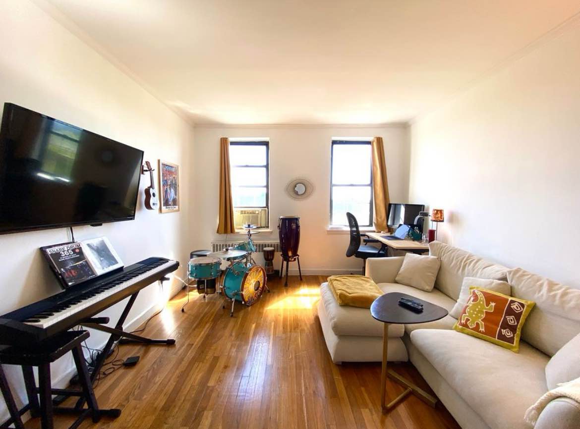 Beautiful studio apartment on a prime tree-lined block in the heart of Brooklyn Heights. This bright and quiet rear-facing unit features hardwood floors, high ceilings and a separate windowed kitchen with gas stove and full-size refrigerator. Heat and hot water included.
Well-maintained elevator building with live-in super and laundry room. Unbeatable location just steps from the Brooklyn Promenade, 2/3/4/5/A/C/R trains, and all the shops and restaurants on Montague and Henry Street. Available now.
