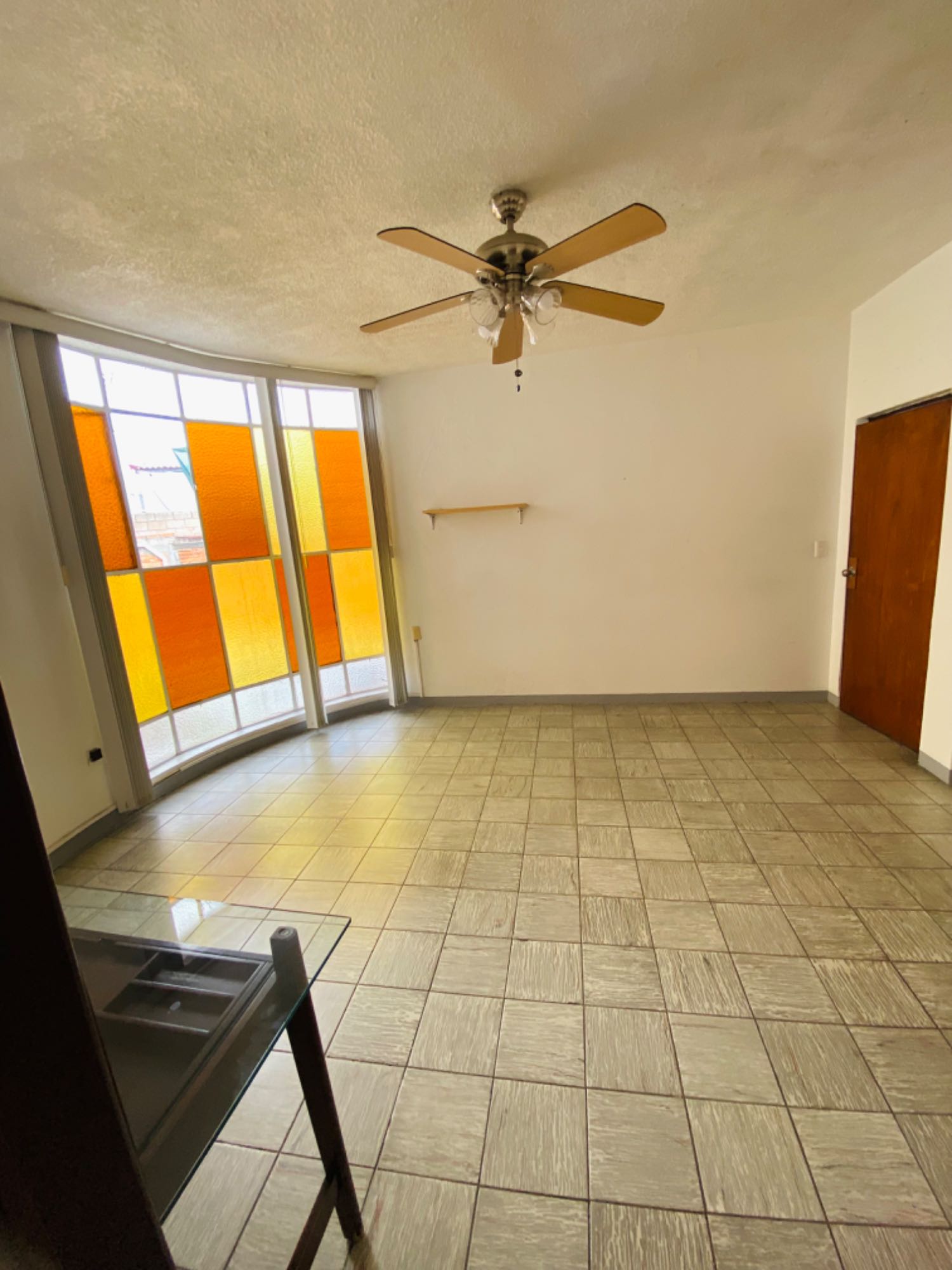 Tengo una perrita por lo que se conviviría con ella, somos relajadas en el depa y comunicativas, nos dividimos los servicios y nos hacen limpieza profunda cada 2 semanas de todo el depa. Tengo muebles extra por si te gustaría amueblado el cuarto.