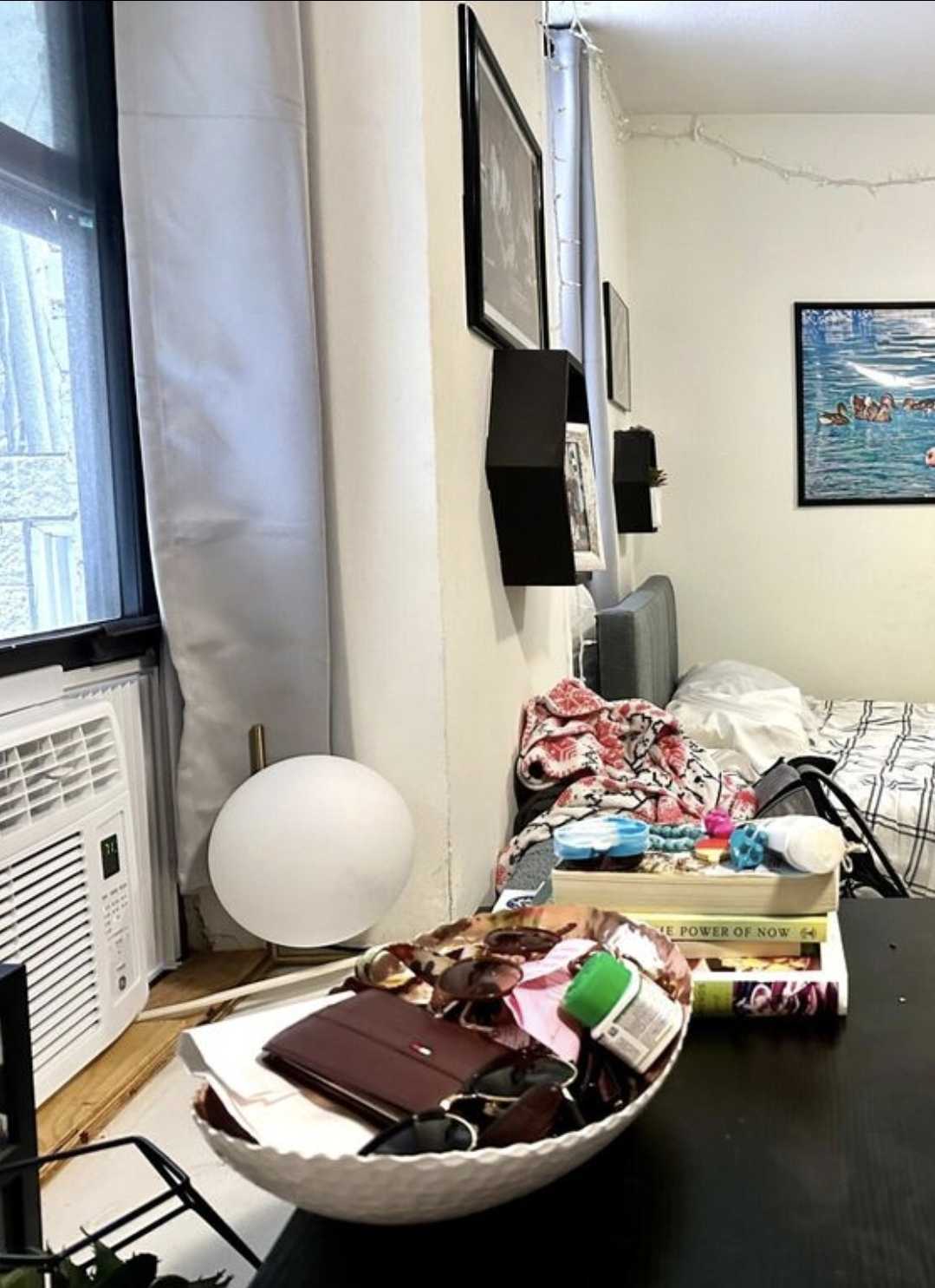 One bedroom apartment for rent! Fully furnished and pet-friendly, with dedicated parking. Month-to-month lease. Interested? Contact Catheash@gmail.com for details and to schedule a viewing. Look forward to hearing from you!