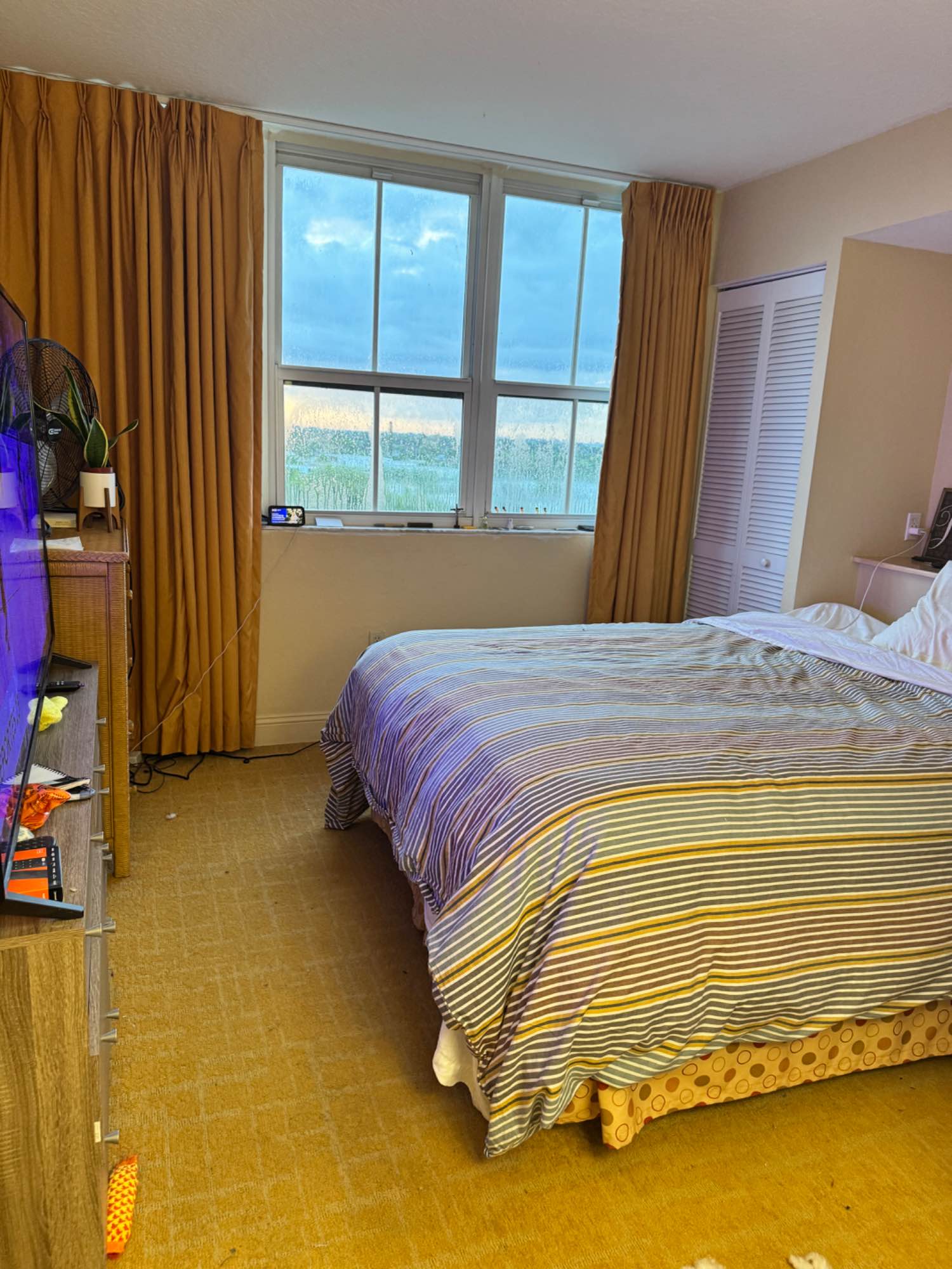 Nice room with Tv cable internet pool parking kitchen laundry small fridge in the room queen bed furnished, nice area quiet and secure neighborhood 