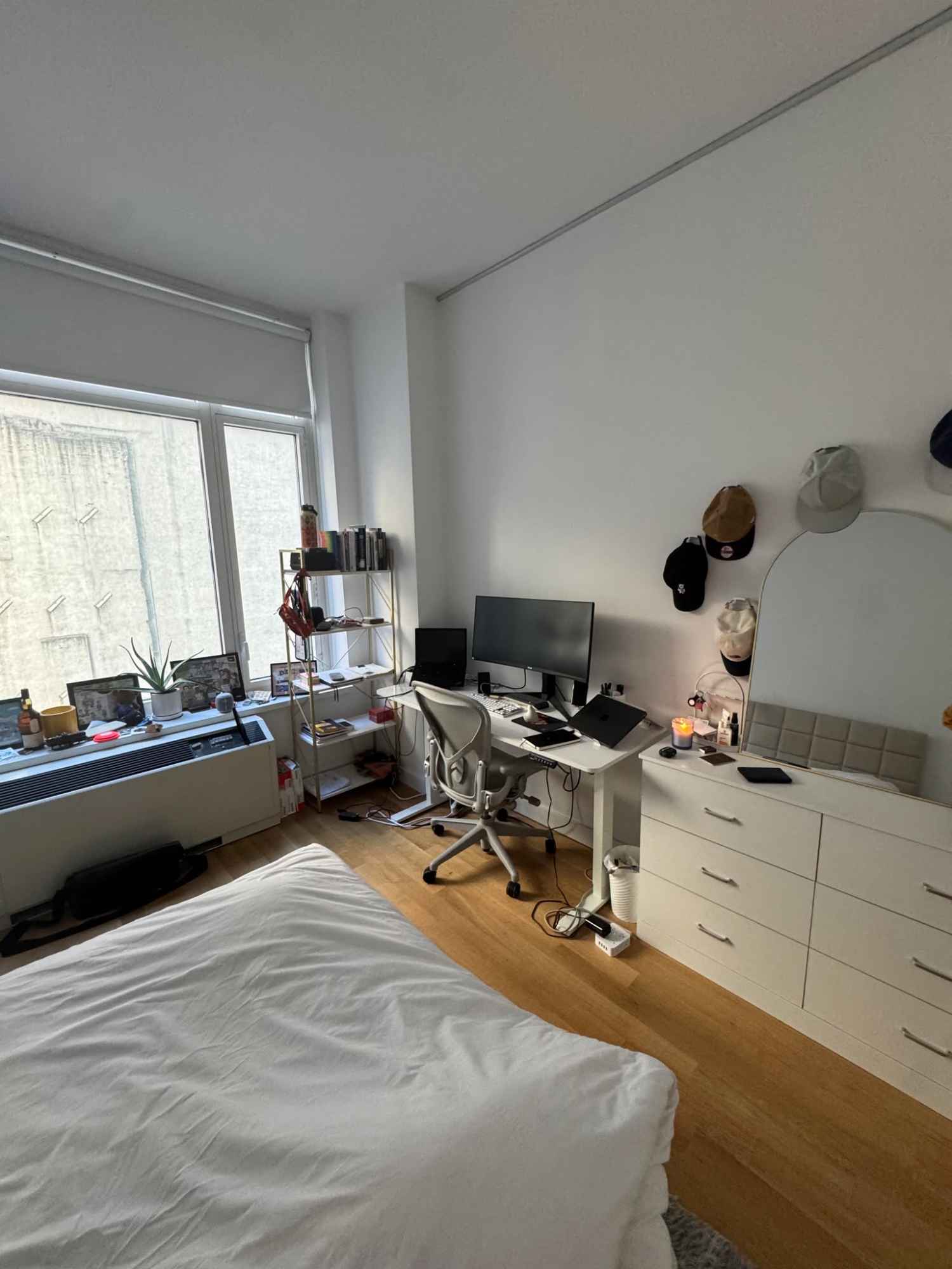 Very modern, spacious and conveniently located apartment in the heart of NoMad / K-Town. You'll be living with 2 Australian girls in their late twenties (both in Finance) and (occasionally) a friendly ragdoll cat!
Some details
+ Location: Border of Midtown South / NoMad (basically 32nd and 5th)
+ Transport: 5-8min walk to major subway hubs (penn station, herald square, as well as the green line)
+ In-unit washing + dryer, large fridge, nespresso coffee machine, large kitchen with all standard utensils etc.
+ Bathroom: You get your own private one!
+ Other: 24-hr doormen, dedicated package room, sauna, gym, swimming pool, common space
