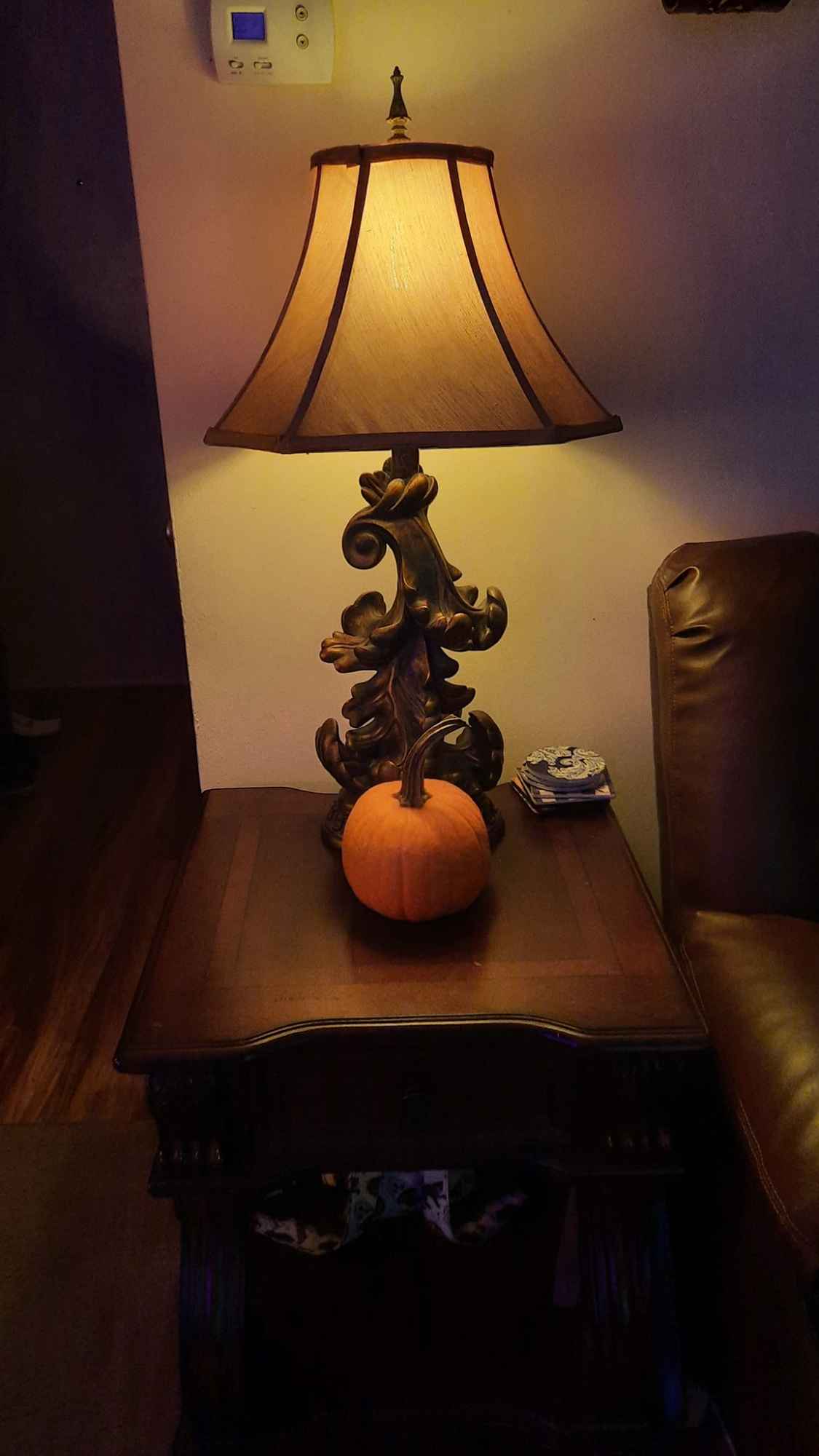 Looking for a respectful, easygoing professional to share a peaceful, lakeside apartment with me. The room comes with a beautiful water view, great natural light, and plenty of calm.

About me:
I work a typical 9–5 schedule and value a clean, quiet, and comfortable home. I’m social but low-key during the week and enjoy relaxing after work or heading to the gym.

About the space:

$700/month (utilities split)

Scenic lake view 🌅

Shared kitchen and living area

Washer/dryer in unit

Wi-Fi included

Parking available

About your potential roommate (me 😄):
You’ll be sharing the space with me and my small black cat — she’s shy at first but very sweet once she warms up.

What’s a typical day like?
Mornings are quiet — coffee by the window, a quick breakfast, and off to work. Evenings are mellow; I usually cook dinner, catch up on music, or unwind. Weekends are for errands, nature walks, or band practice (not at home — the apartment stays peaceful).

What do I wish I’d known before moving in?
Just how relaxing it feels to live by the water. The sunsets here make long workdays disappear instantly.

If you’re tidy, responsible, and appreciate a calm home environment with a great view — this might be your place.

📩 Message me to schedule a tour or ask questions!