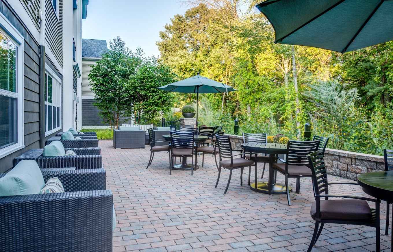 1min walk to MBTA Lowell Line, 30min to Boston, 15min to Burlington Mall and HMart