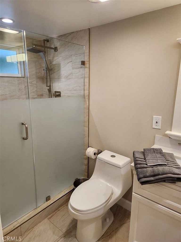 Looking for a cozy and convenient place to call home in Bronx? This charming one-bedroom apartment offers the perfect blend of comfort and style.

Key Features:

Spacious Bedroom: Ample closet space for all your belongings
Bright Living Area: Ideal for relaxation or entertaining guests
Functional Kitchen: Equipped with modern appliances, in-unit laundry.
Prime Location:

Situated in the heart of Bronx, this apartment offers easy access to:

shopping malls, restaurants, public transportation.
Rent & Inquiries:

Monthly Rent: $1000

To schedule a viewing or for more information, please contact:
Habulgord@gmail.com

Don't miss this opportunity to make this beautiful apartment your new home!