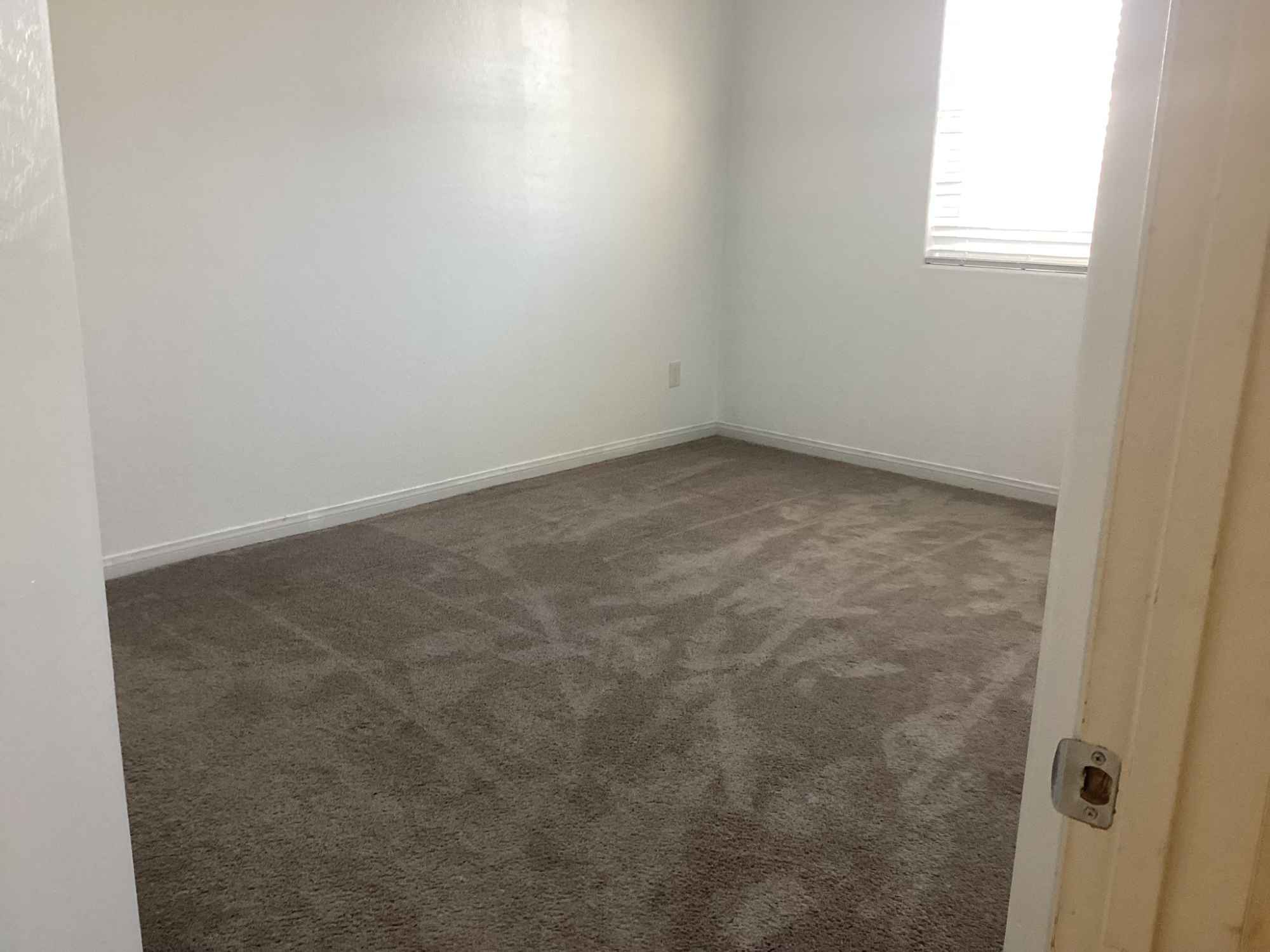 This is a 2 story home with 4 bedrooms including a large loft and 3 full bathrooms.

There is a laundry & dryer in the home.

Downstairs there is a dining room, family room, and kitchen. The property also has a large backyard that even includes a gazebo!

I'm fond of animals, but none are allowed in any of my properties. I apologise to any renters with animals, but it's non-negotiable.

Master Bedroom is available for $1150/month and has a private bathroom + a walk-in closet.