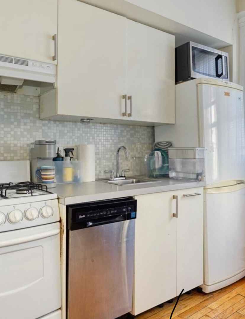 Are you still looking for an apartment to rent? Contact me today at Ashahgsag@gmail.com, I've got you covered.