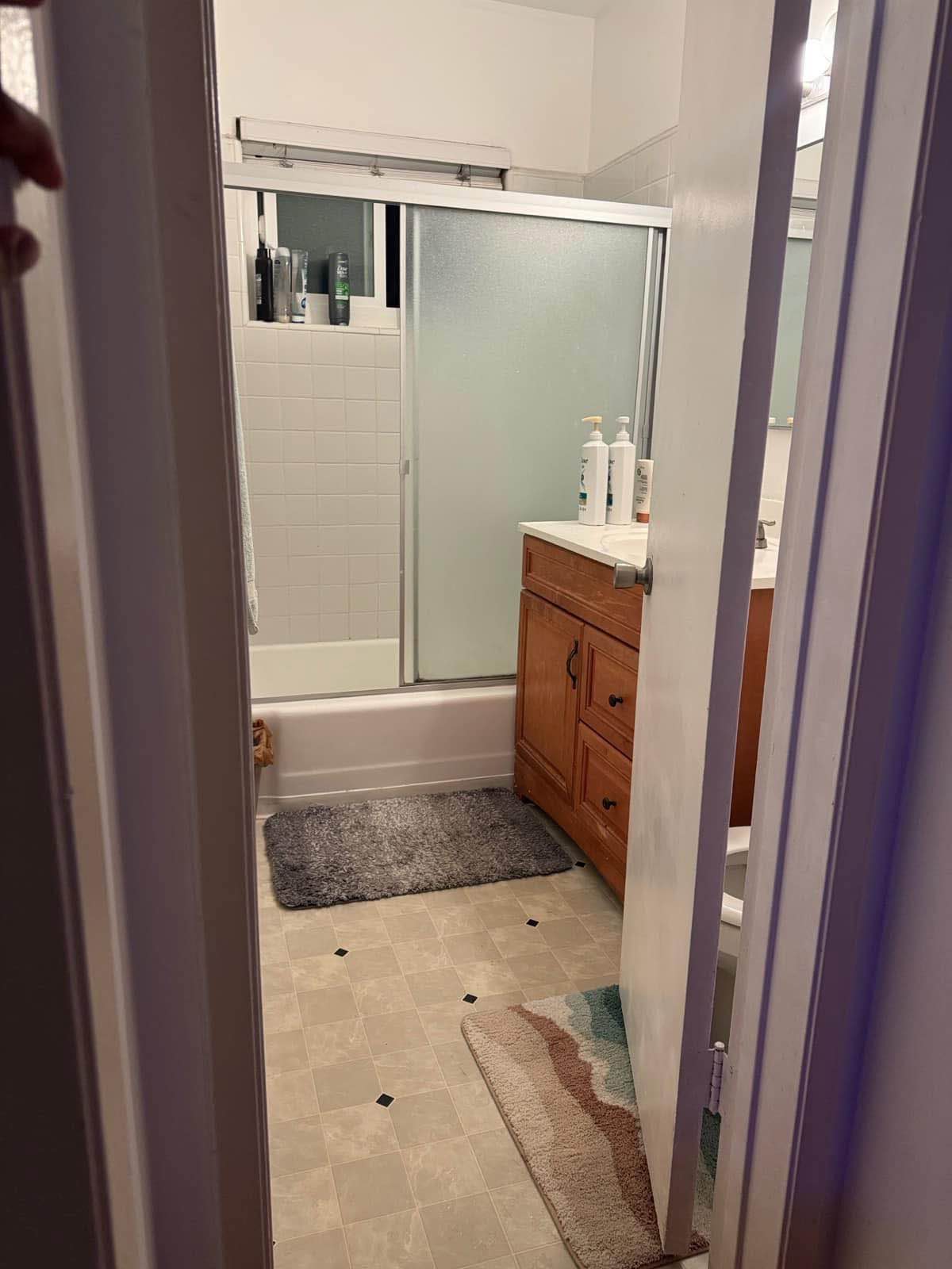 I'm offering a charming one-bedroom apartment, fully equipped with everything you need. If you'd like to learn more or arrange a viewing, please email me at Ashahgsag@gmail.com. I'll get back to you quickly to answer any questions you may have.