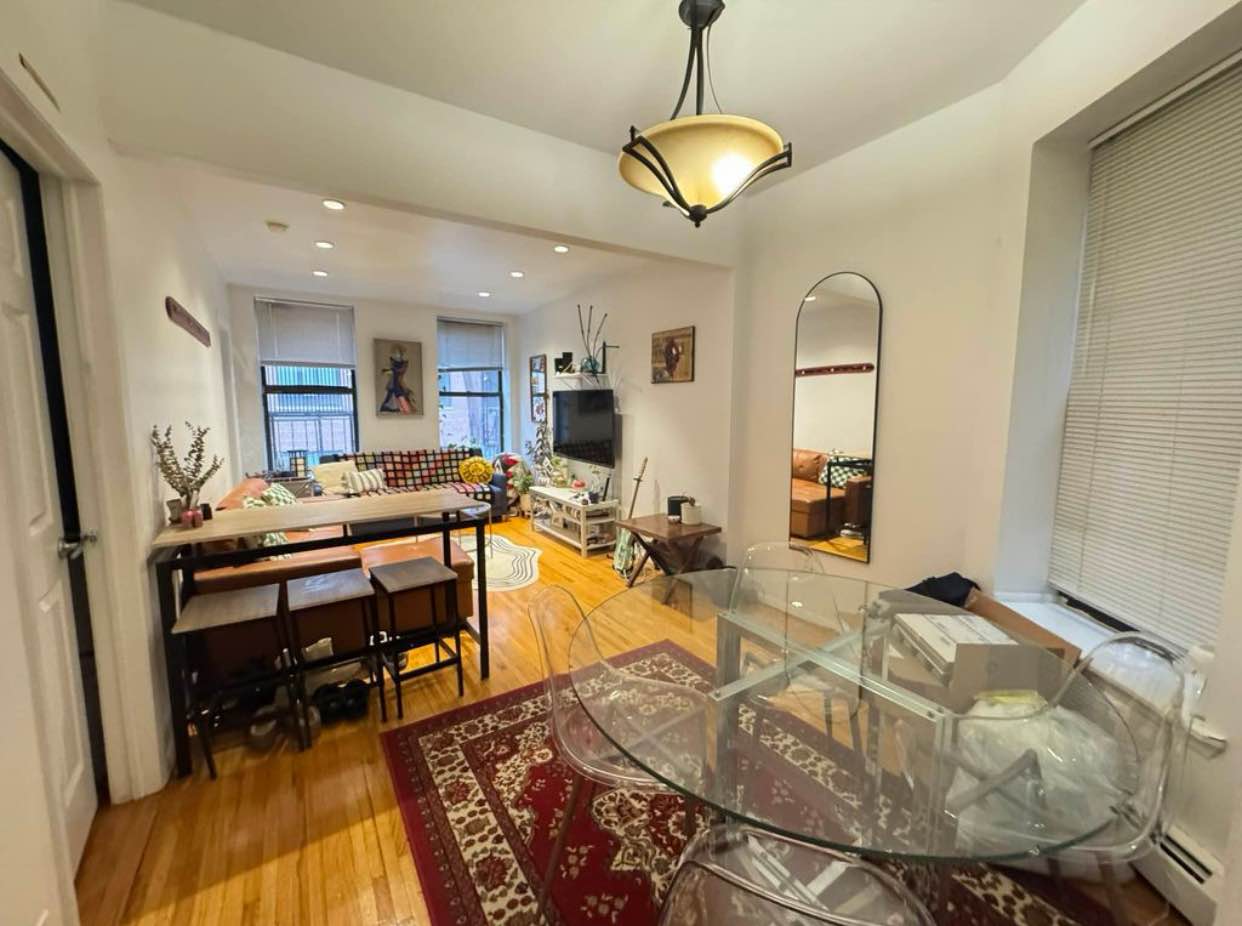 (YES, IT'S AVAILABLE)
Sunny & spacious apartment available
You'll have the entire apartment to yourself, featuring a bedroom, a well-equipped kitchen, and a spacious living room.
A comfy and functional space for work and relaxation with a dedicated workspace and reliable Wi-Fi.
For your comfort, the apartment comes with 1 portable Air Conditioning unit and 1 window AC unit, a convenient portable washer in the kitchen, a Nespresso machine, a soda stream, and all the essential amenities you might need.
Seeking someone that is easy-going, clean and transparent.
Thank you