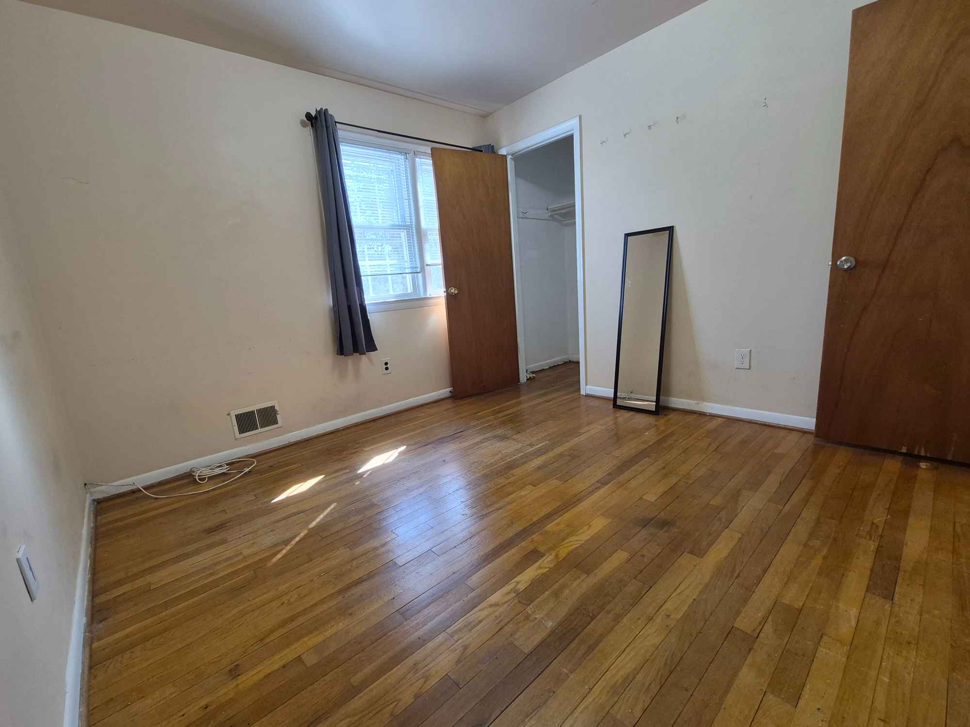 Escape to comfort and luxury with our beautifully designed rooms! Perfect for relaxing stays or productive work trips, we offer modern amenities, stunning views, and unbeatable service. Rent now and experience true hospitality. Don’t miss out on creating unforgettable memories!