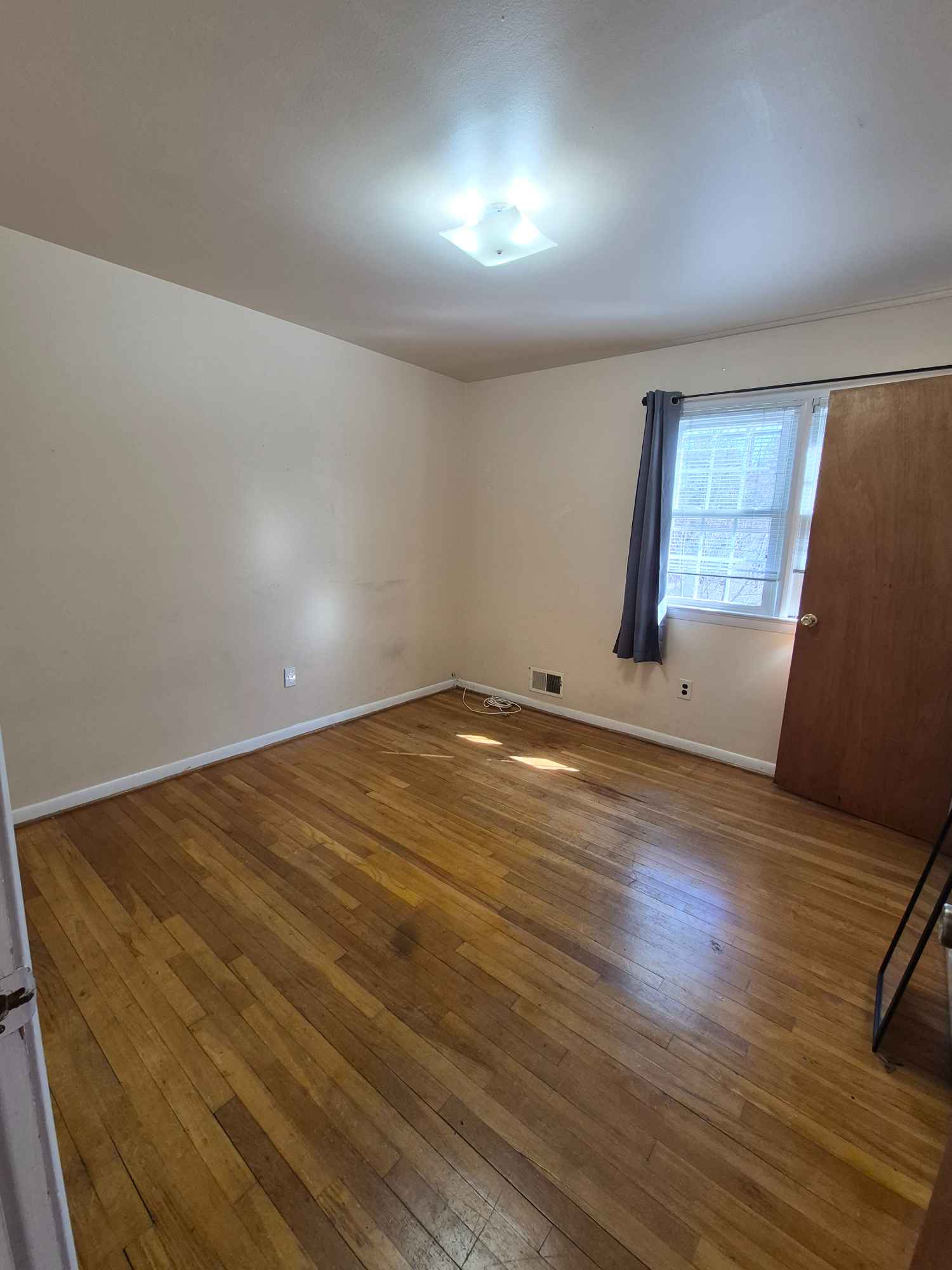 Escape to comfort and luxury with our beautifully designed rooms! Perfect for relaxing stays or productive work trips, we offer modern amenities, stunning views, and unbeatable service. Rent now and experience true hospitality. Don’t miss out on creating unforgettable memories!