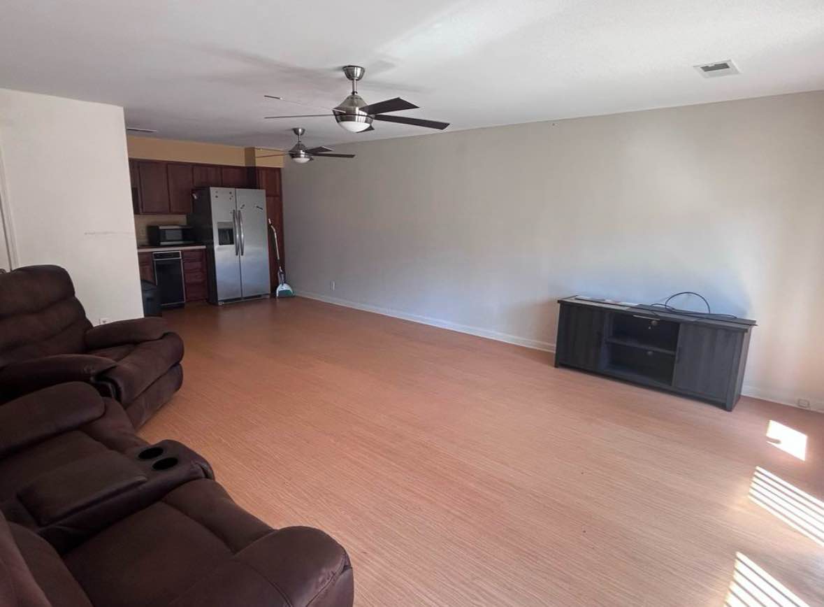 I’m looking for a roommate to take over my lease in my lovely apartment. I'd love to find someone to sign the lease immediately. The apartment is just few blocks from all transportation and stores; Close to the subway (red line) and multiple restaurants.
Hove living in this apartment - we have lots of natural light, a ton of storage space, and pets are allowed as long as they are well trained.

The bedroom comes with a/c, heating, a large closet and wifi. Some space in the kitchen and bathroom is available for temporary storage.

The building has an elevator and a live-in super, and has been a joy to live in.

I'm in my late-20s and work in tech and publishing - I love movie nights, dinners with friends, long walks around the city, and all manner of arts and crafts.

Seeking someone that is easy-going, clean and transparent.

Message to schedule!