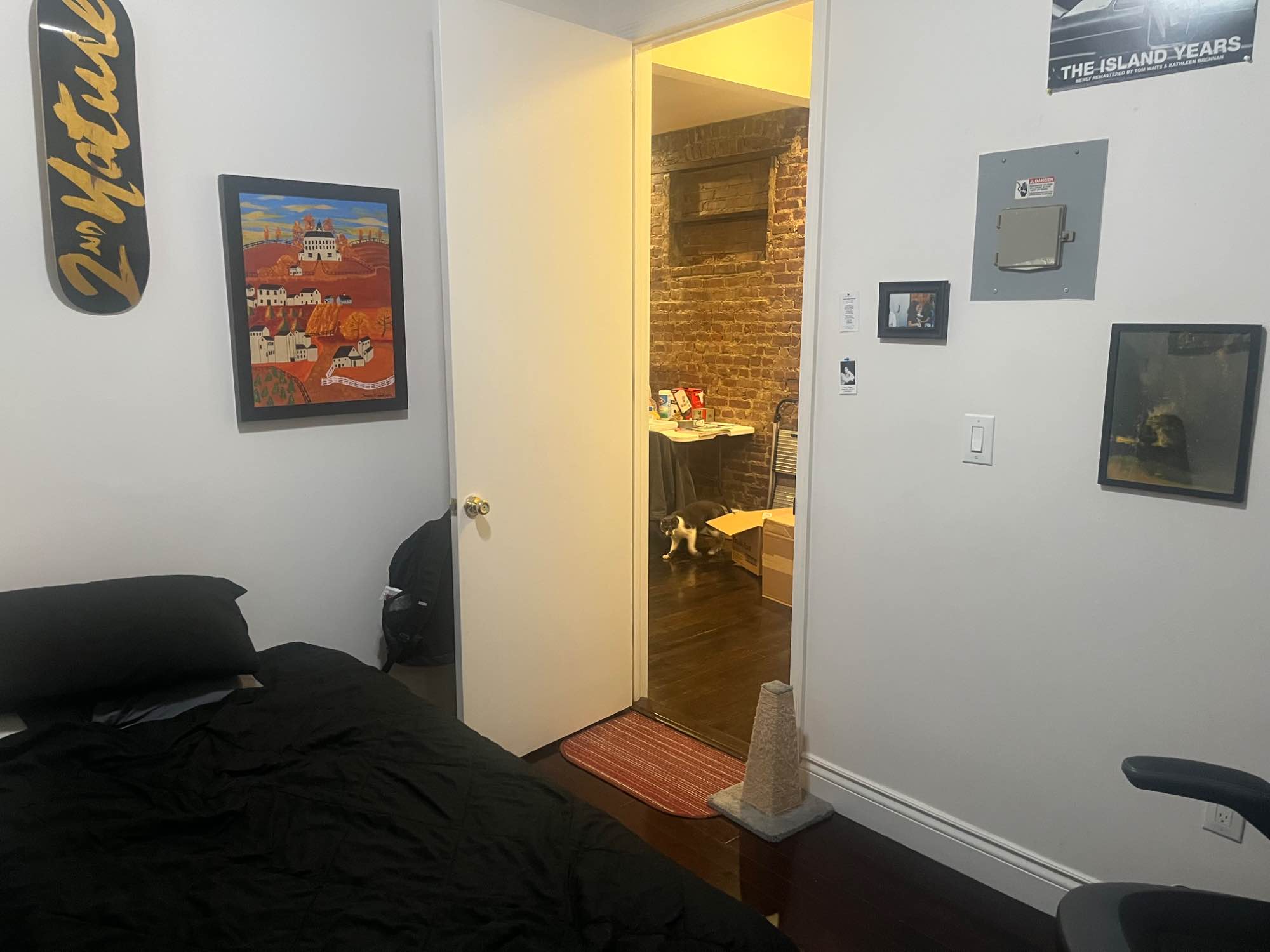 Great bedroom in Astoria Ditmars right off the Ditmars nw train ! Come live with me and my awesome cat ! Only utilities are electric and WiFi which aren’t expensive. Price slightly flexible!
