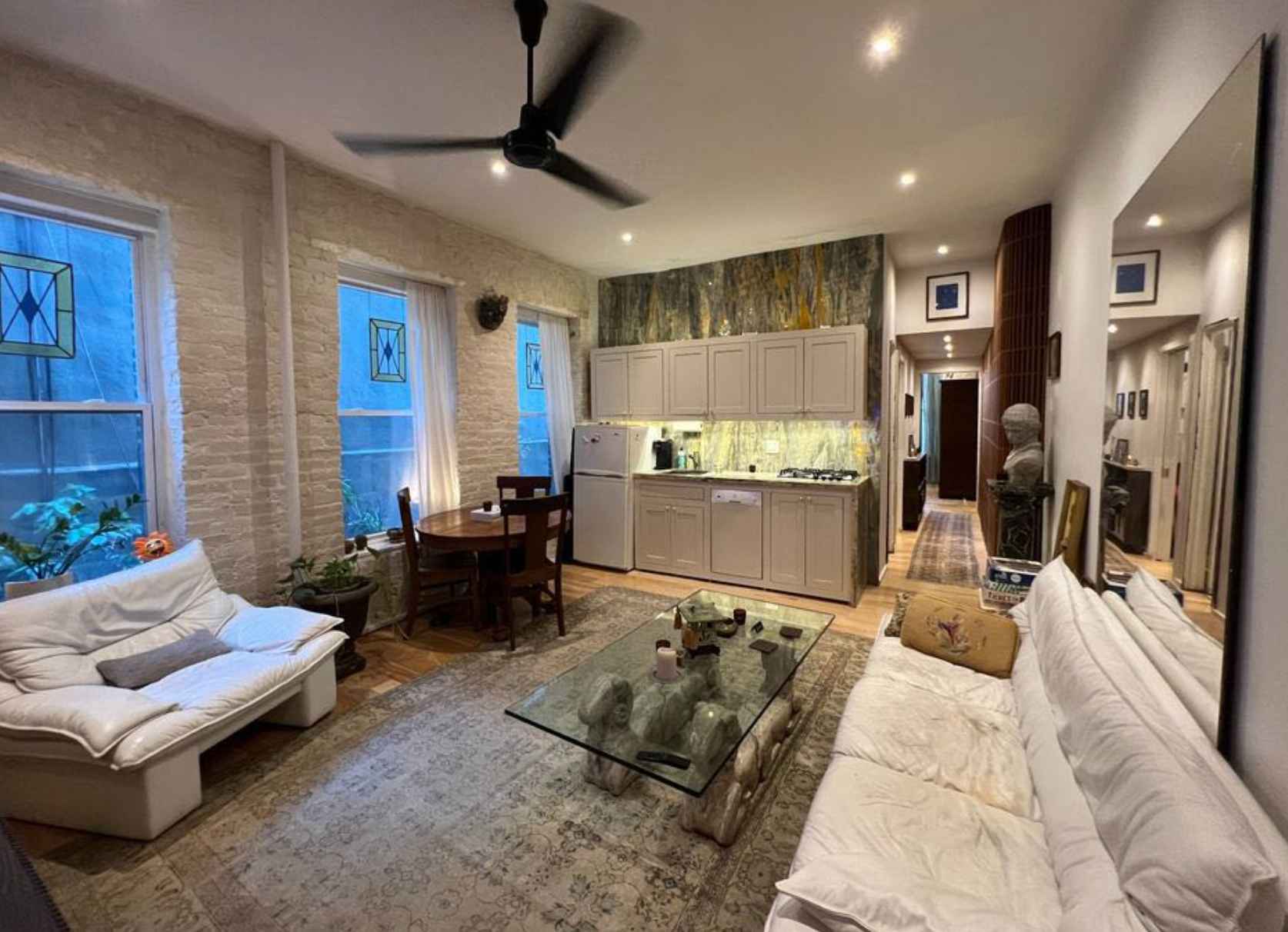 Amazing price at $1,500 a month. Close to Trader Joes and some great bars. Canal and Mott Street. Living with a 28 working professional from New Zealand.
Room is furnished, and open to long or shorterm rentals.
BOND: $1750, Rent paid on 1st of every month.
Available November 1st.