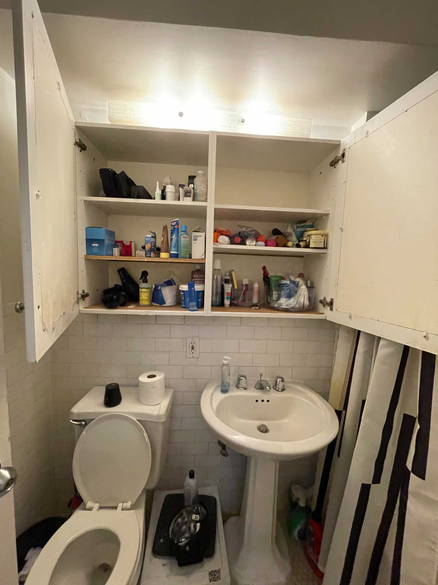 
I'm looking to sublease my bedroom in a 3 bedroom unit in the East Village (190 E 7th Street). The building is right next to Tompkins Square Park, surrounded by bars, coffee shops, and restaurants, and is approx. 8 minutes walking distance from the L (1 Av) and F (2 Av) trains. Your roommates will be 2 working professionals: 1. female, late 20s, works non-remote in the afternoon and late nights, 2. male, early 30s, occasionally works his 9-5 remote. Both are respectful, communicative, and mostly keep to themselves. My lease ends Feb 2025, so I'd prefer a longer term sublease, however I am open to negotiating something shorter, so please don't hesitate to reach out. Also, we'll need to FaceTime before you see the unit in-person.