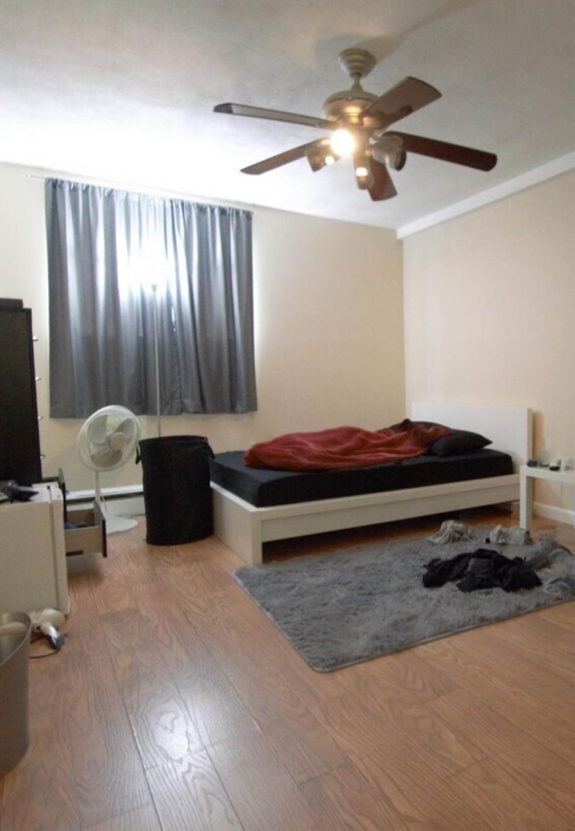 Well-maintained and cozy 1-bedroom apartment, ideal for a single person or a couple. Available for immediate move-in. Contact @gmail.com or send a DM to arrange a viewing.