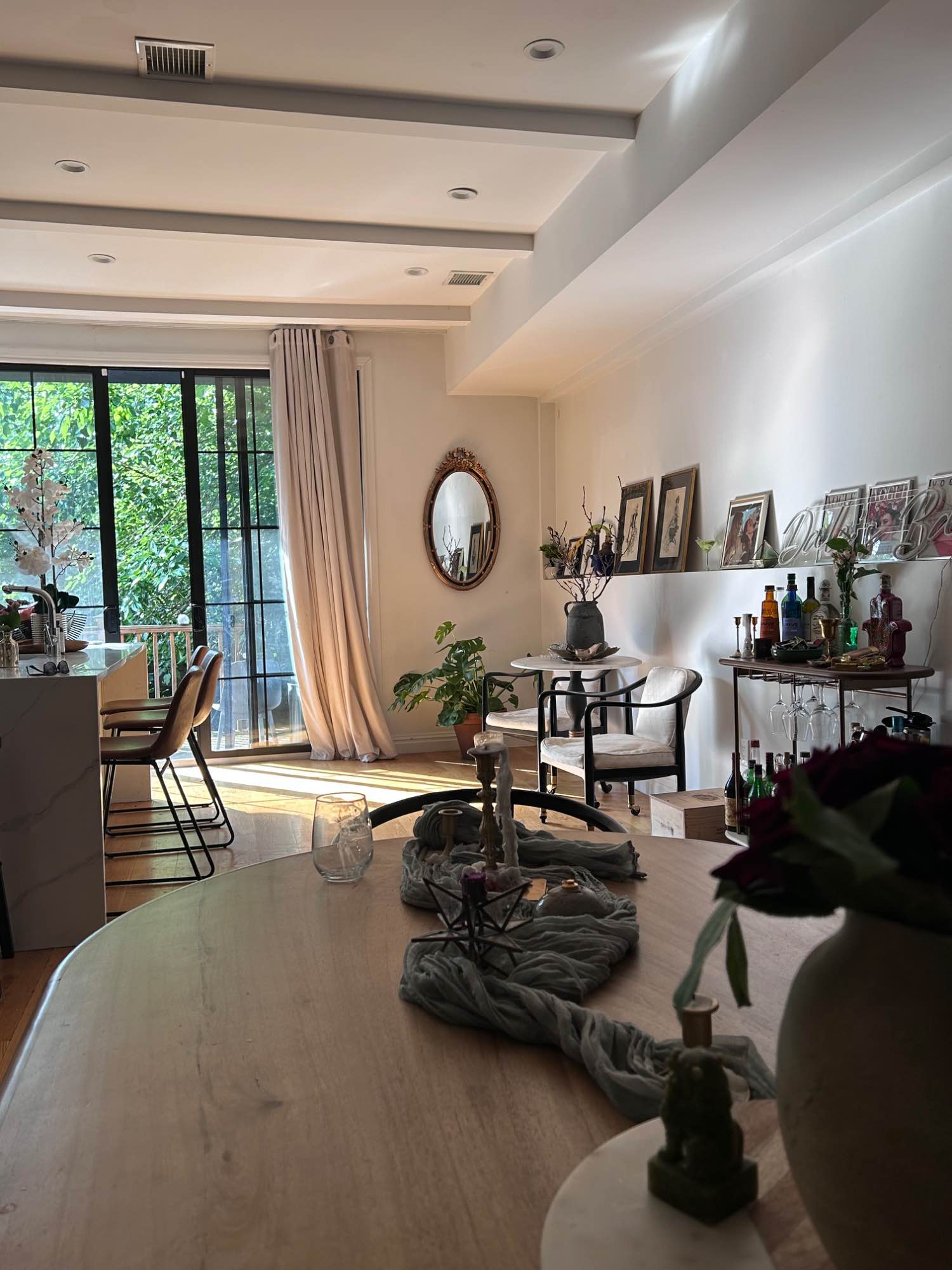 Hi there! Welcome to your beautiful new oasis with high lofted ceilings, ample outdoor space, and sprawling kitchen all nestled on a beautiful tree-lined street in Bushwick. Room is furnished. This place is one of a kind and truly gorgeous. Tons of natural light, huge kitchen and great patio outdoor space. I’m looking for an addition to share this with me and one other roommate in our home. We have a warm, artistic residence and love to host the occasional dinner party. We have shared pursuits of creative goals, and creating a healthy home to retreat to. The space is peaceful and airy, yet welcoming. We would love another energetic, positive presence to add to the dynamic of the home. I am the owner and this is my primary residence. I’m looking for a long term roommate, though open to short-term basis. Long-term we require the usual: security deposit, lease agreement and app/credit check.
The vibes are clean, respectful, and fun. The ideal person is someone who both respects the space, and also someone who likes to create friendships and is interested in helping to make this place their home. Again, we enjoy hosting and meeting good and warm people. I have one husky named Auri, no other pets please :)
Transit:
10 min walk from the L train, 5 min walk from Irving Park and many local eats. Peaceful block. 15 min into Williamsburg, 30 mins to Union Square in Manhattan.
*happy to show in-person tour for those who are serious and a good match. The bed in the room can stay or be moved. The downstairs is completely furnished. The only thing you will would need to bring is what you’d like for your room.