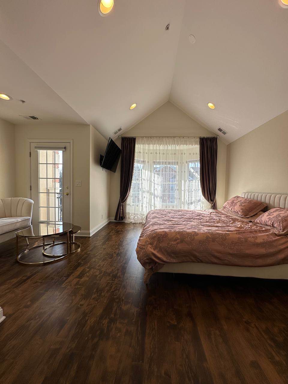 Affordable 2bed/2bath Apartment for Rent
This fully furnished apartment comes with brand new utilities, featuring a full-size kitchen and bathroom. The rent is $1,000/month (slightly negotiable), and a parking space is included. Plus, pets are welcome!
Utilities included are:
- Hydro
- Heat
- Water
- Refrigerator
- Washer and dryer
- Electricity
- Wi-Fi
- And more