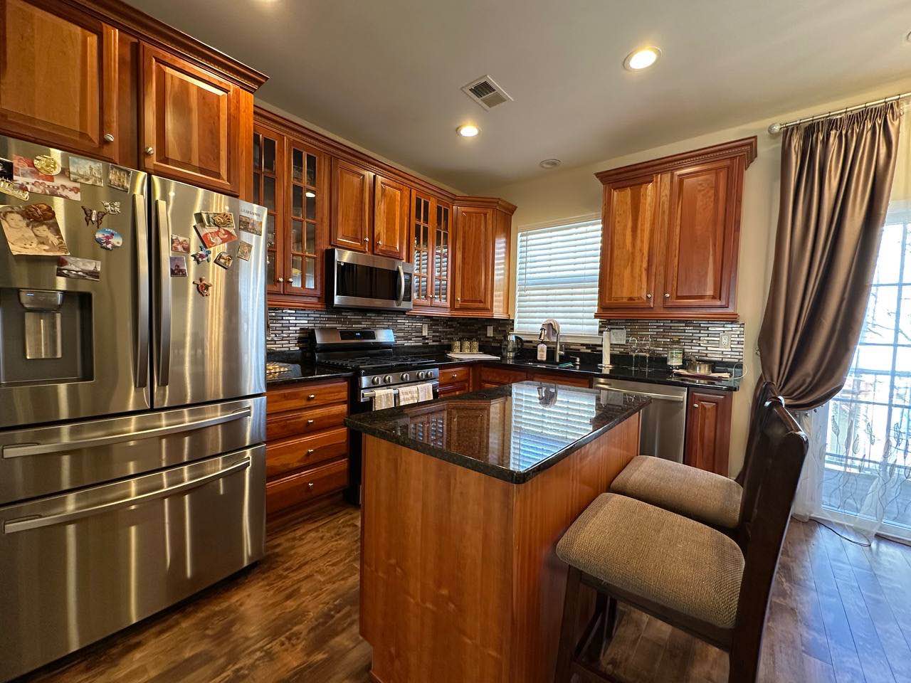 Affordable 2bed/2bath Apartment for Rent
This fully furnished apartment comes with brand new utilities, featuring a full-size kitchen and bathroom. The rent is $1,000/month (slightly negotiable), and a parking space is included. Plus, pets are welcome!
Utilities included are:
- Hydro
- Heat
- Water
- Refrigerator
- Washer and dryer
- Electricity
- Wi-Fi
- And more