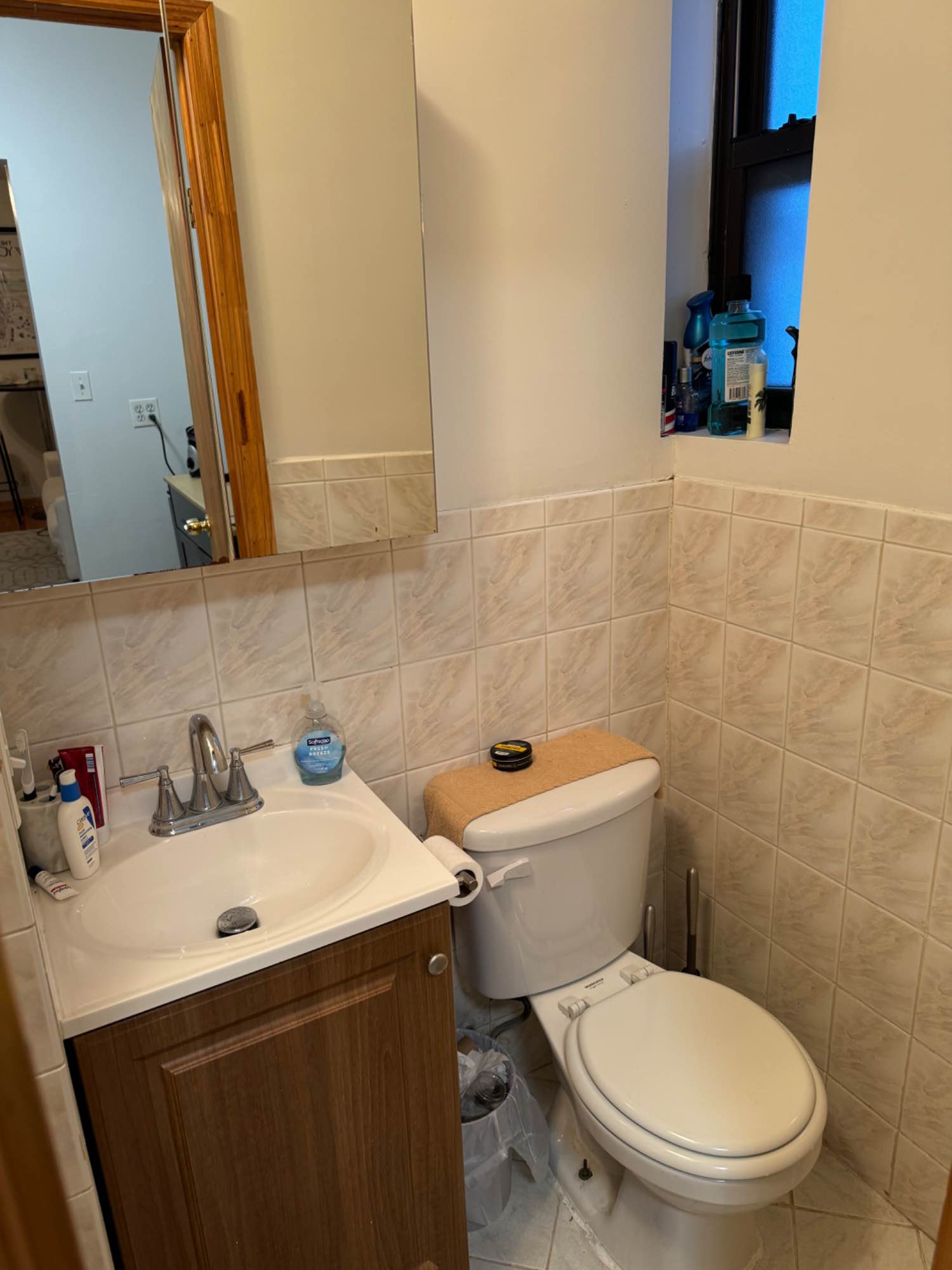 Spacious 1 Bed/1 bath full kitchen in heart of East Village near Tompkins Square Park. Fully furnished, AC, Wifi, gas/electric included. Spacious bedroom w Queen bed, closet, dresser, desk. 