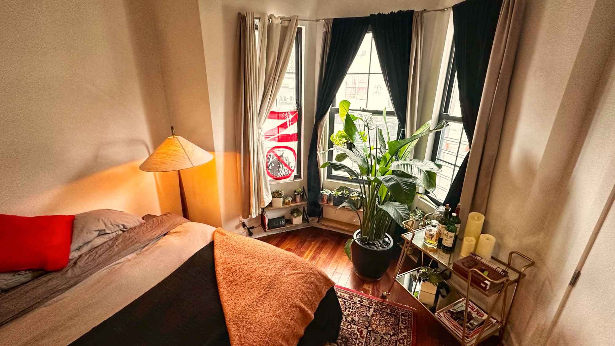 Creative, calm, and spacious Bushwick home shared with two other friendly, artistic people who value peace, privacy, and good vibes. Fully furnished as pictured.
This king-sized room is a cozy, creative haven in one of Brooklyn’s most vibrant neighbourhoods. Perfect for a working artist, remote creative, or visiting professional, it features bold styling, a large desk with dual monitors and studio-quality speakers, and access to a huge shared downstairs space—ideal for rehearsing, relaxing, or co-working.
The home is shared with two grounded, creative individuals who value a peaceful, respectful, and tidy environment.
Located in Bushwick, you’re surrounded by great bars, vintage shops, bodegas just doors away, and subway/bus access and Citibike bays within a few minutes.
This isn’t just a place to stay—it’s a creative launchpad in one of Brooklyn’s most exciting areas.