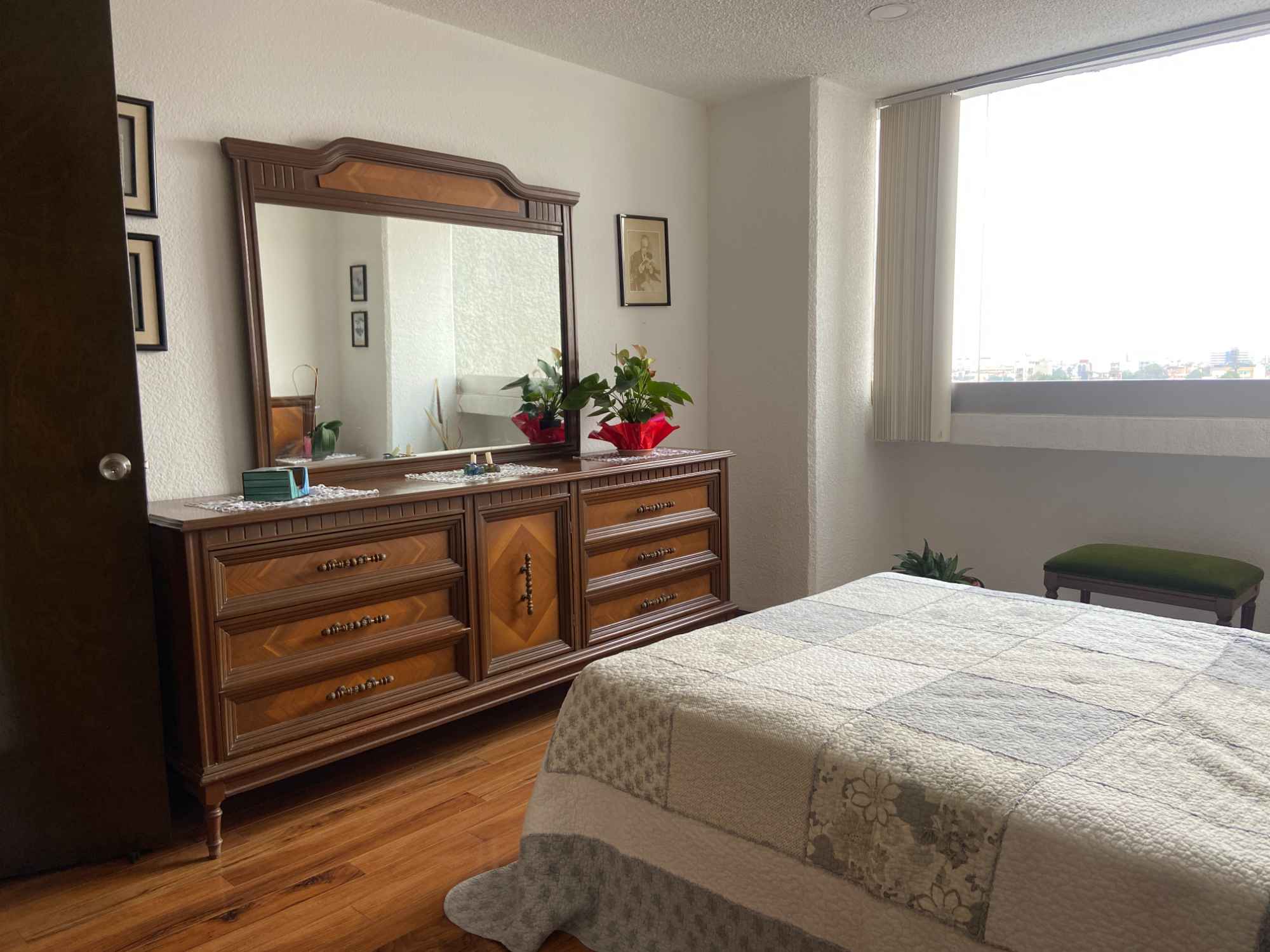 Out by 10 am, most mornings out, afternoon in. 
My study is nearby, walking distance. 
Weekends variable, I have a cat very friendly, I like plants and music, movies. 
There is a cleanning lady twice a week  
I have a spare room for work can be used privately, we can talk $$
Night owl. 