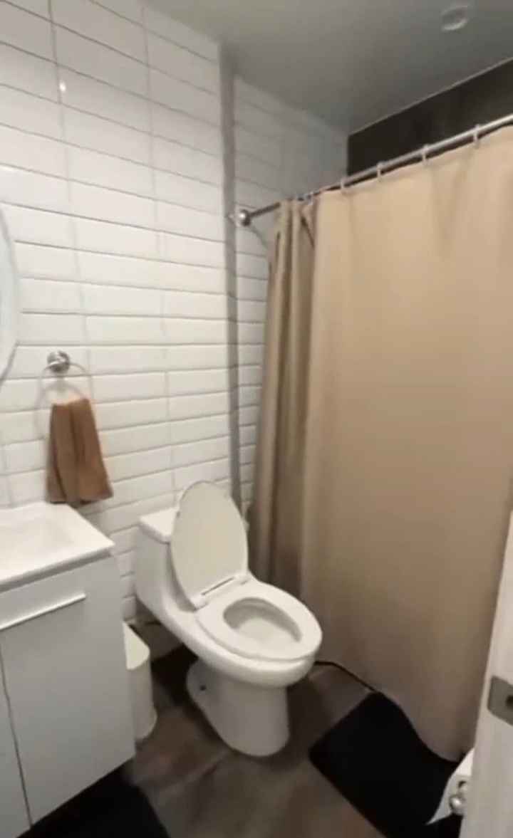 Cozy single bedroom and bathroom available in a 2 bedrooms and 2 bathroom apartment. Roommate will have access to the common areas of the apartment, living room, kitchen and balcony. This apartment is located in excellent location, fun and friendly environment, close to universities, hospitals and shopping Malls.
DM or WhatsApp directly or email for further details to proceed.
- Email: sapalihappy@gmail.com
- WhatsApp: +1 (913) 238-9492