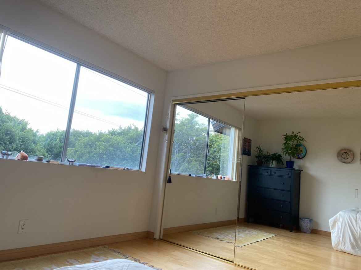 Looking for a roommate to share my bright, spacious 2-bedroom apartment in Santa Monica starting around Nov 1 (flexible). The unfurnished room has a large window and plenty of space.

I’m a 35-year-old writer and educator who works in the mental health field. I have two very friendly cats, so you should be cat-friendly and okay watching them sometimes when I travel. The other bathroom is basically yours except for the shower, which we can coordinate.

There’s a garage with two parking spaces — both available to you, since I don’t drive. The apartment’s in a small complex near Main St and Rose Ave.

Message me for more details and to tell me a bit about yourself! Learn more about me on Instagram: @suzannahwise.