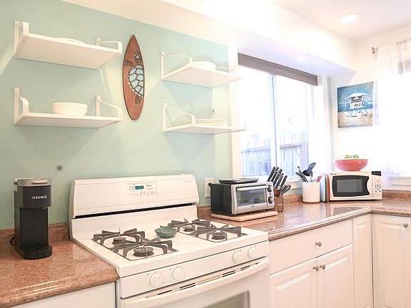 I’m excited to share details about this studio in a highly walkable neighborhood (Walk Score of 90!). Enjoy the convenience of walking everywhere or taking quick BUS/BART trips to all corners of San Francisco.

Key Location Highlights:

	•	2–5 min walk to Mission St. and Geneva Ave., offering a variety of restaurants, grocery stores, shops, and bus lines.
	•	10-min walk to Balboa BART and Geneva Transit Center, connecting to many buses.
	•	5–10 min to Safeway and Whole Foods.
	•	5-min drive to CCSF and SFSU.
	•	Less than 30-min total commute to SF downtown/Financial District.

Feel free to contact me  for more details about the studio or to arrange a viewing at Emilyrose23323@gmail.com OR WhatsApp Only: wa.me/19178598841 