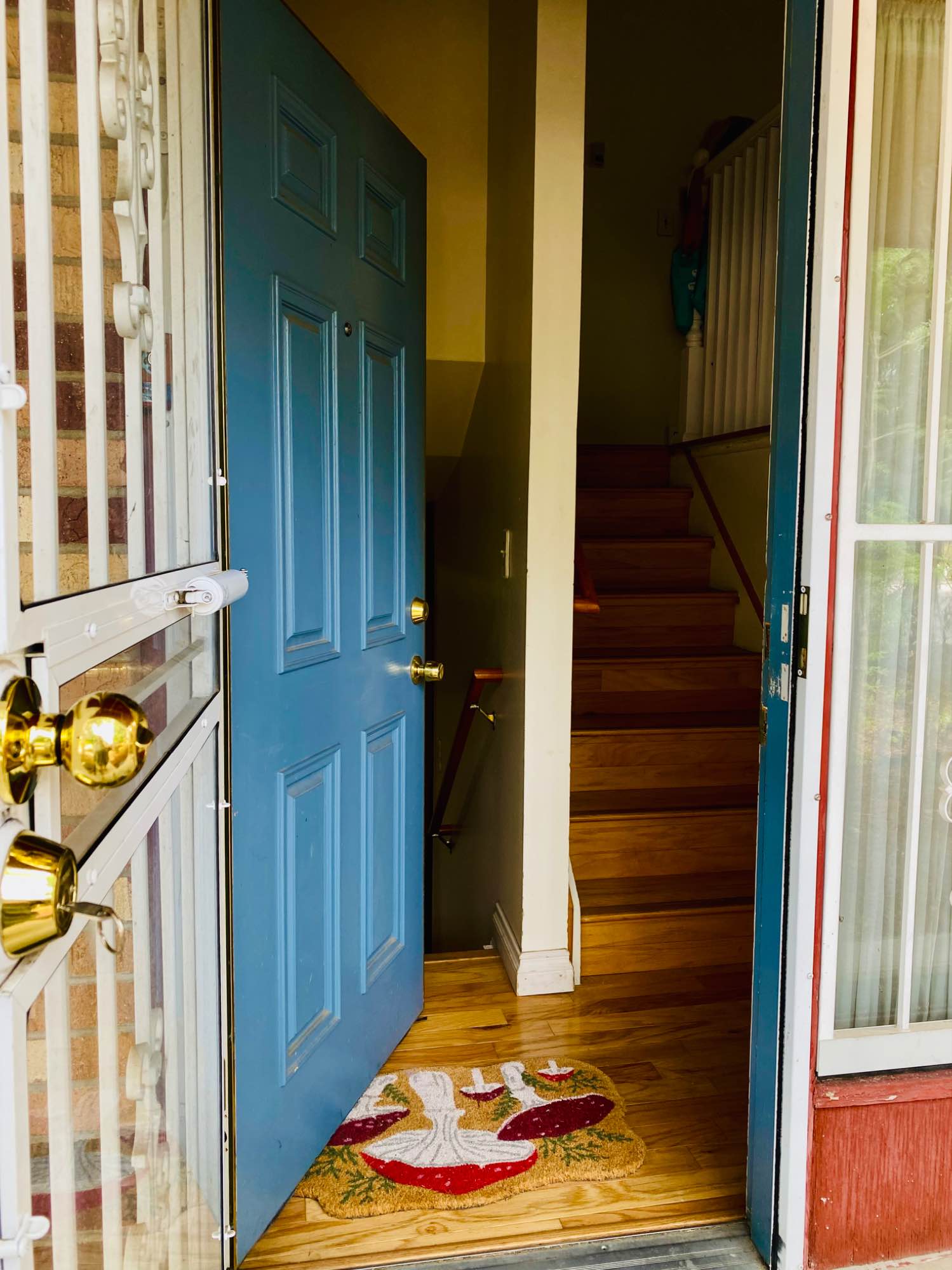 Looking for a new place to call home? I’ve got two cozy rooms available in a peaceful Lakewood house filled with charm and character. The home has a big backyard, garden vibes, and plenty of space to relax. It’s a friendly, lived-in kind of space that feels welcoming from the moment you walk in. I’m an easygoing, creative type who enjoys art, books, cooking, and good conversation. My sweet dog is part of the household too—she’s the best roommate around. Rent is $1000/month, with utilities split (about $150 on average). The neighborhood is quiet, safe, and tucked away, but still close to parks, shops, and transit. I’m looking for someone kind, respectful, and down-to-earth to share the space. If this sounds like your vibe, let’s chat!