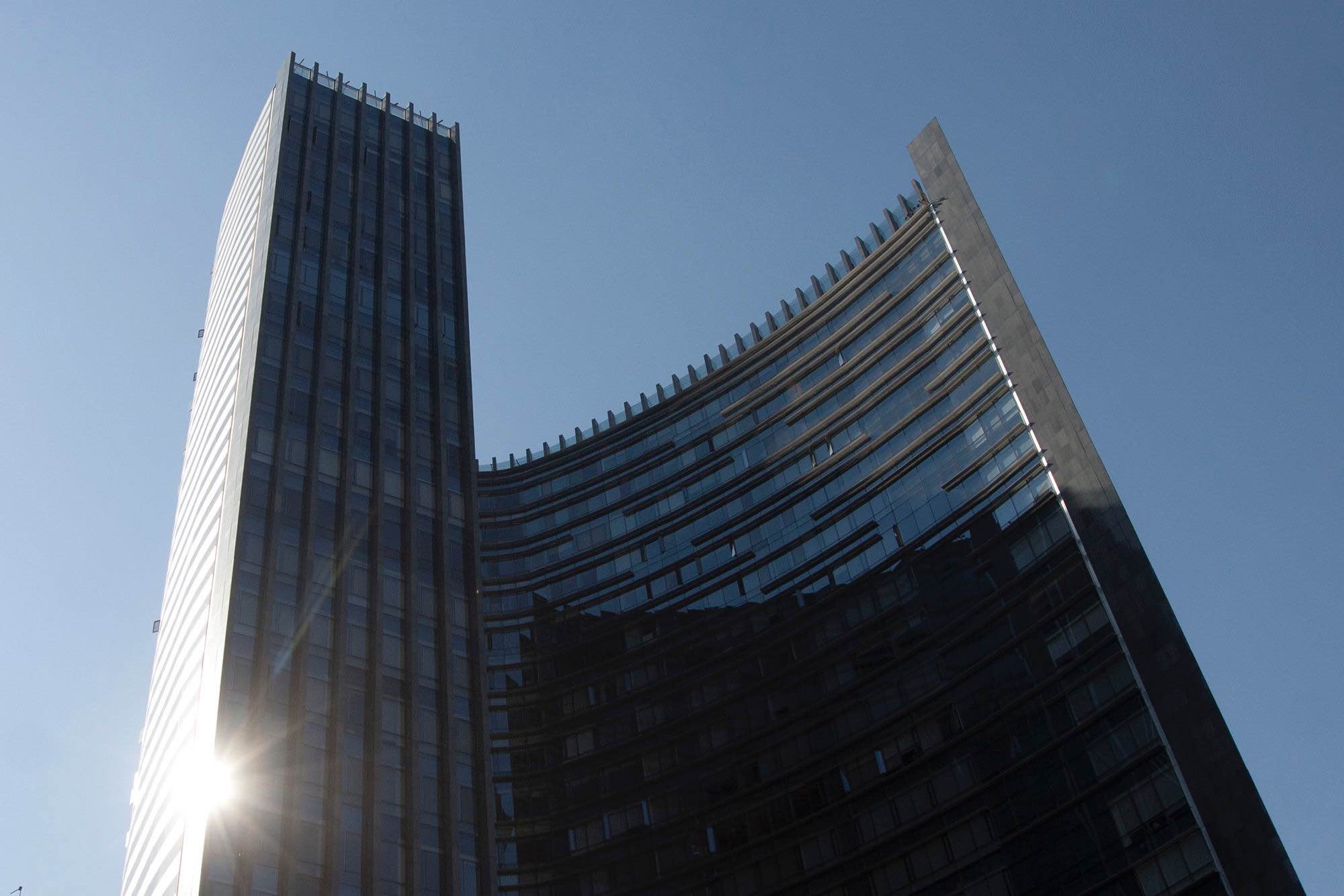 Habitación con baño privado y refrigerador propio, loft minimalista casi sin muebles, mucha luz. Si eres estudiante el trato es con tus papás. Todos los servicios incluidos.
Busco roomie mujer porque salgo mucho de viaje y se queda mi hermana a cargo del departamento.
Nota: NO escorts, acá no es motel de paso ni antro.