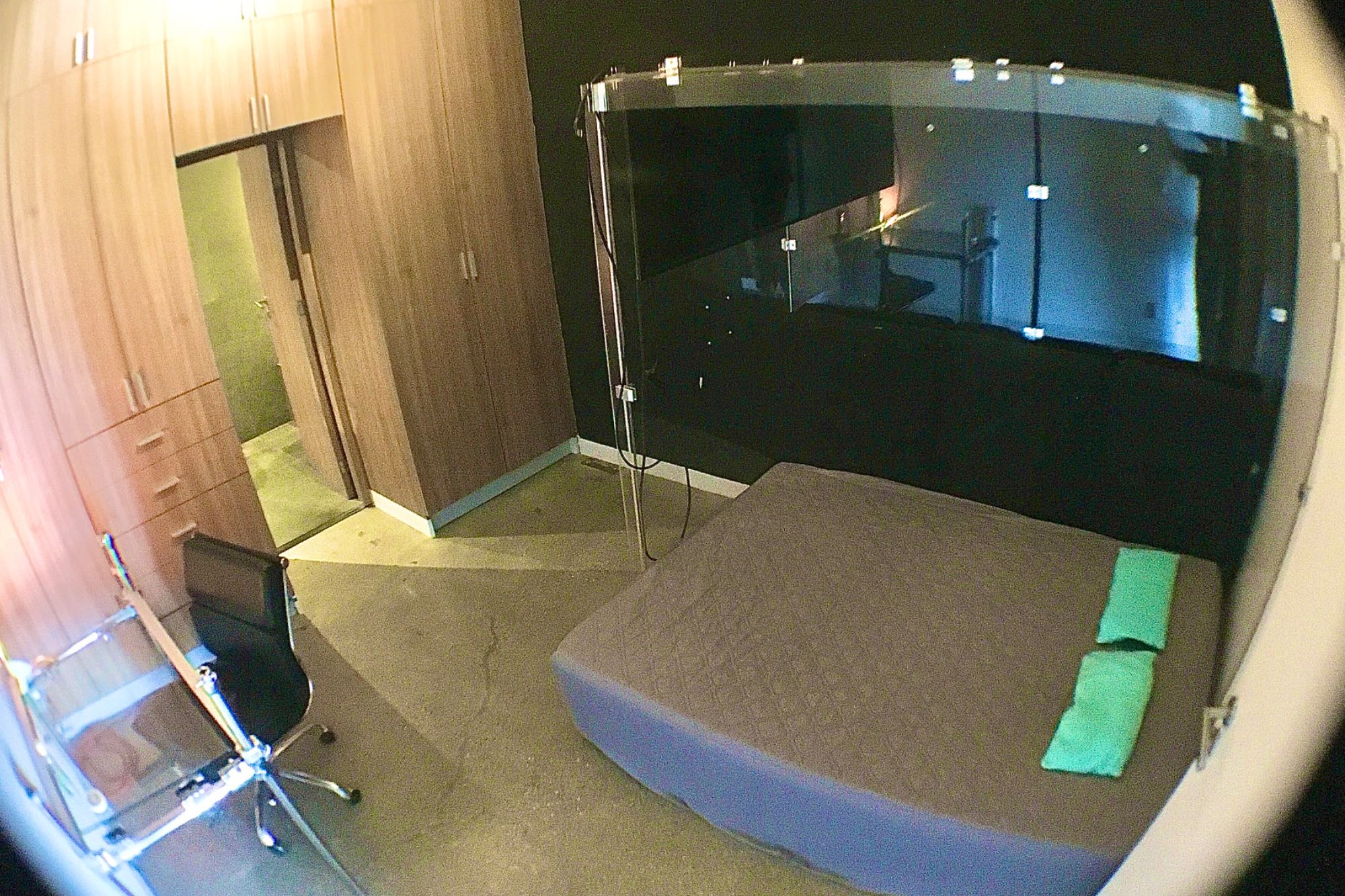 Habitación con baño privado y refrigerador propio, loft minimalista casi sin muebles, mucha luz. Si eres estudiante el trato es con tus papás. Todos los servicios incluidos.
Busco roomie mujer porque salgo mucho de viaje y se queda mi hermana a cargo del departamento.
Nota: NO escorts, acá no es motel de paso ni antro.