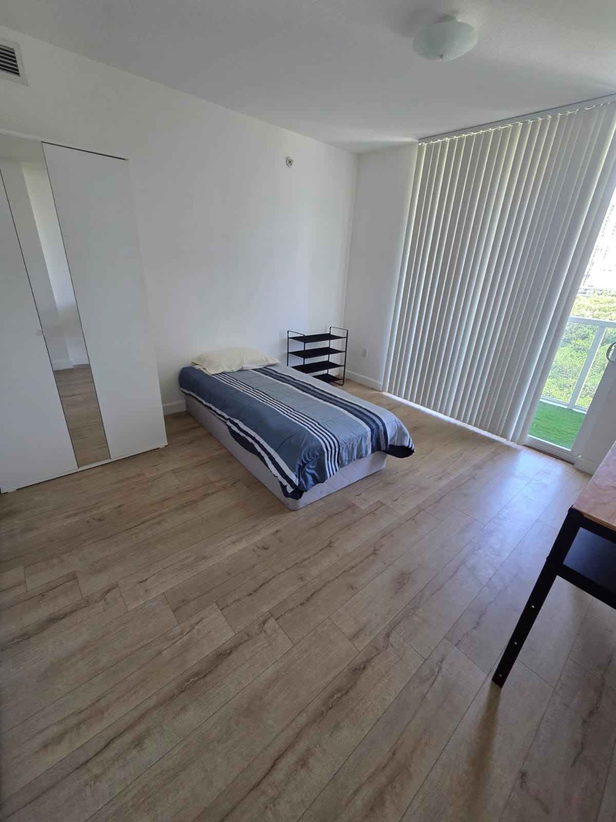 Location – Midtown 📍five five one seven nine nine zero eigth six five or three zero five three seventy – five four nine one Minutes from Wynwood, South Beach, and Brickell 📍 Excellent connectivity and safe area ✅ Furnished room in a modern apartment ✅ Shared bathroom with only 1 person ✅ Access to fully equipped kitchen ✅ Includes gym, pool, and laundry in the building ✅ Quiet, peaceful, and safe environment 🔹 Ideal for a single man who is calm, responsible, and works outside the home ❌ No parties / non-smokers